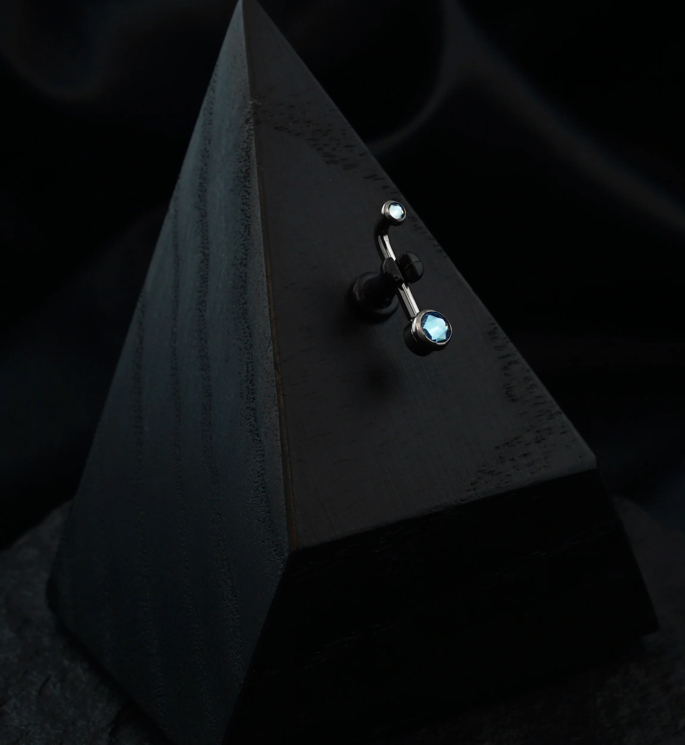 Vertical Clitoral Hood Aqua CZ Bar - Image 3