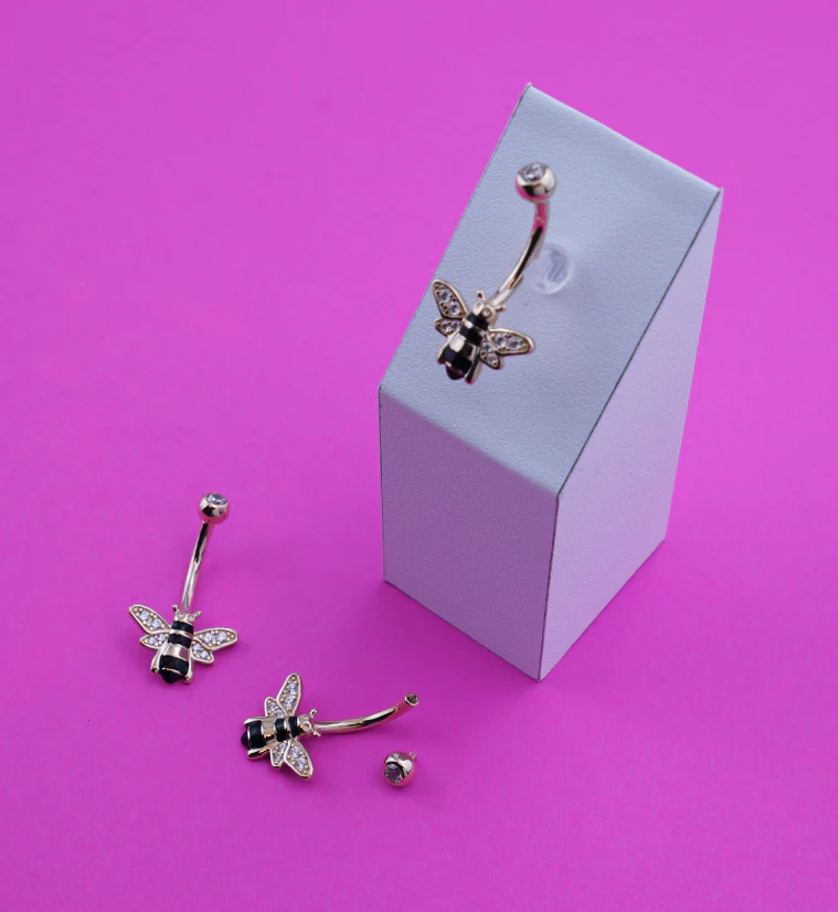 14kt Gold Bumblebee Clear CZ Belly Button Ring - Image 3