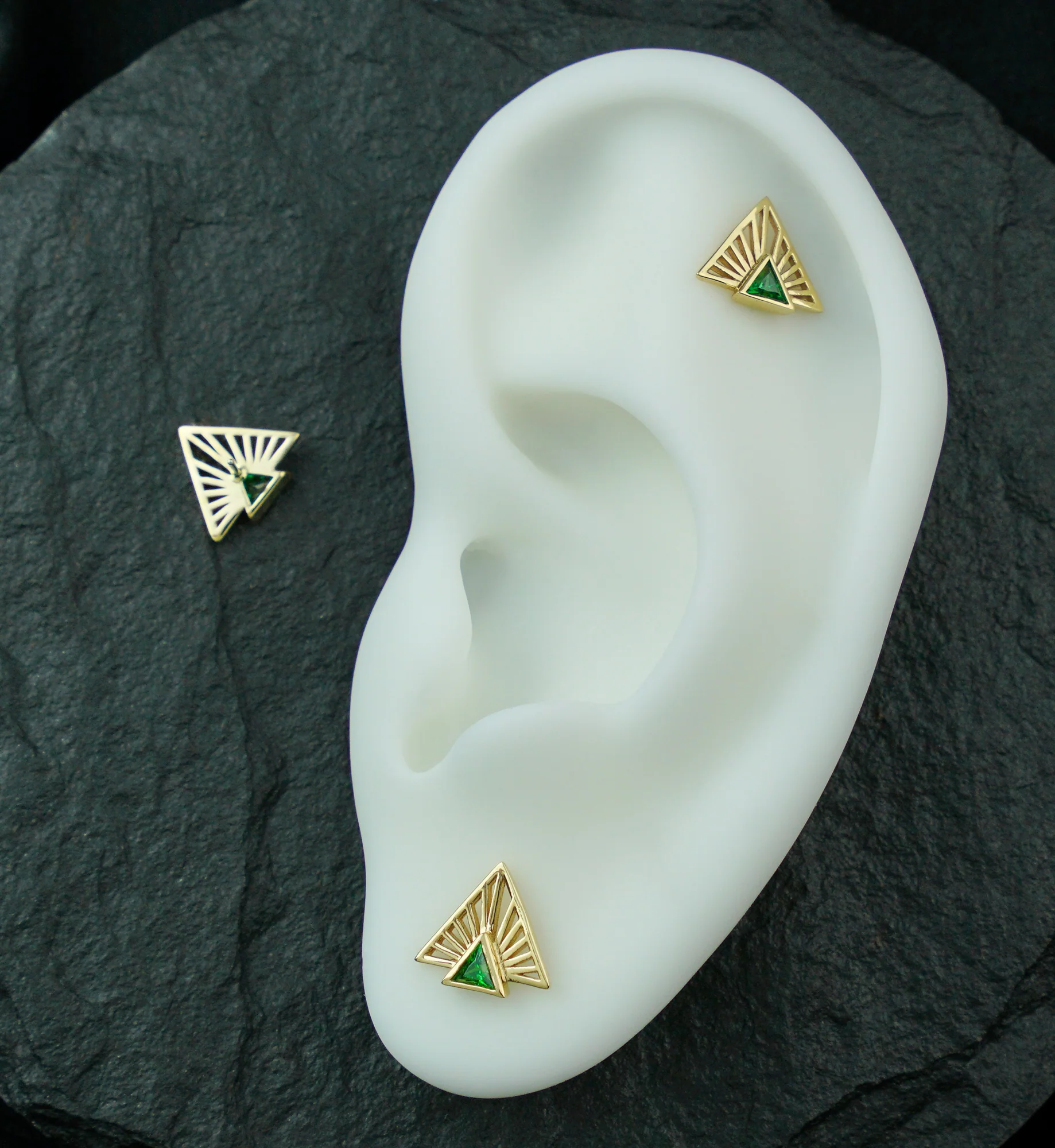 14kt Gold Empire Twin Triangle Emerald CZ Threadless Top - Image 2