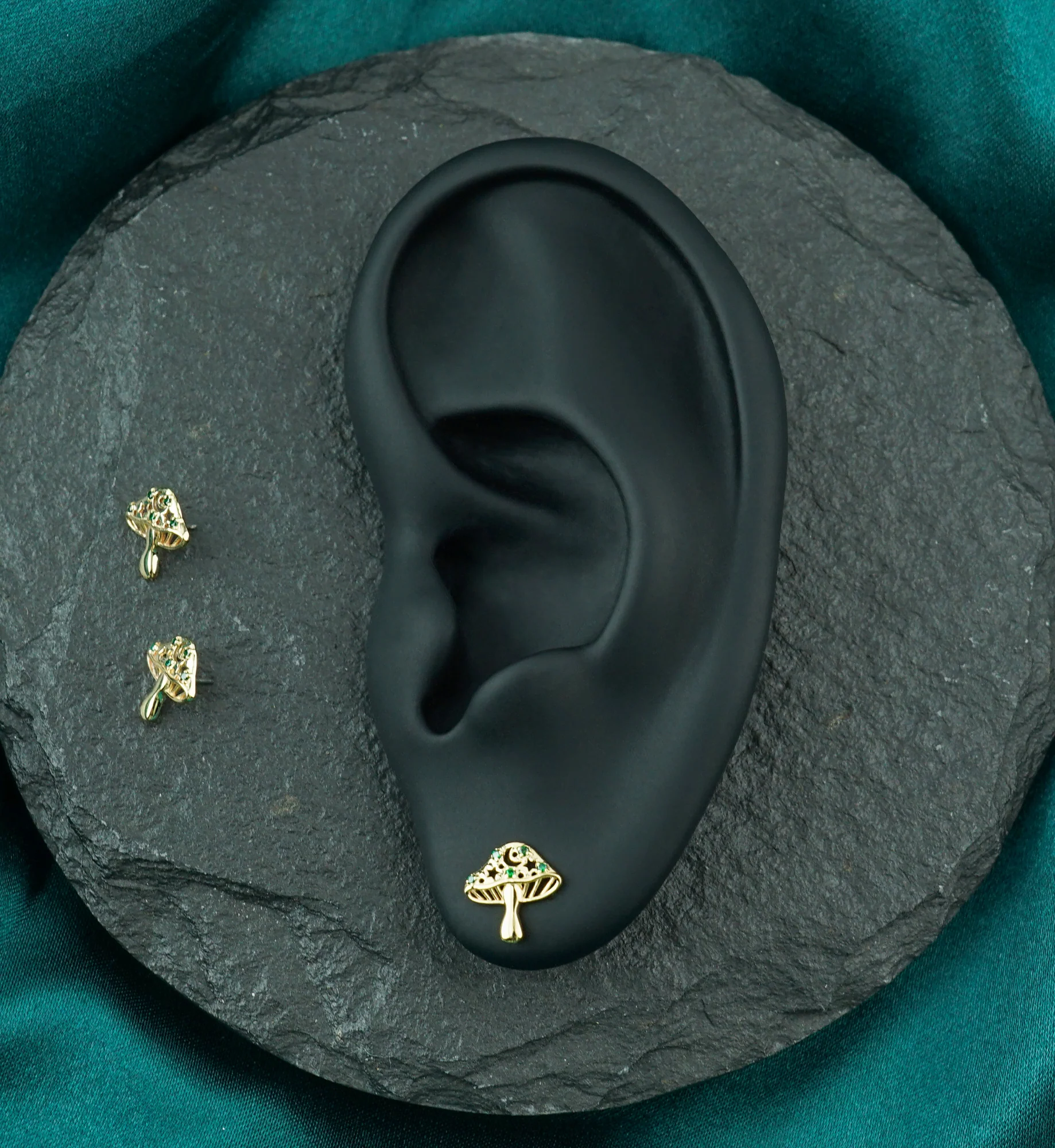 14kt Gold Mushroom Star Emerald CZ Threadless Top - Image 2