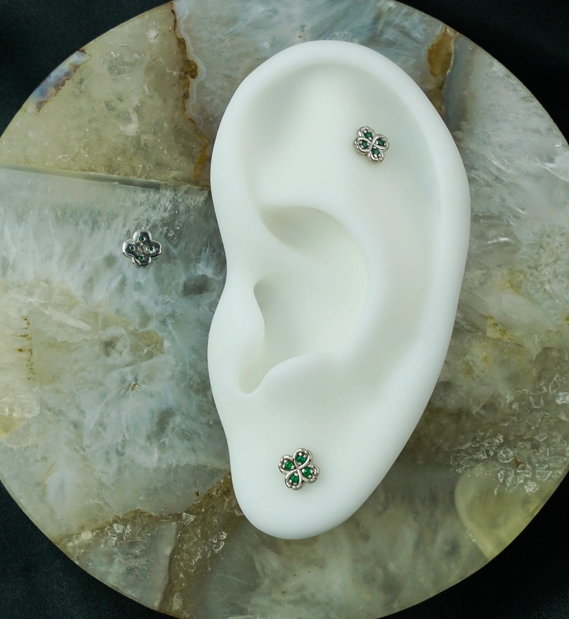 14kt White Gold Clover Emerald CZ Threadless Top - Image 2