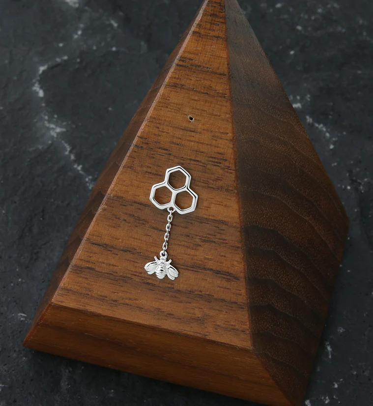 14kt White Gold Honeycomb Dangle Bee Threadless Top - Image 2
