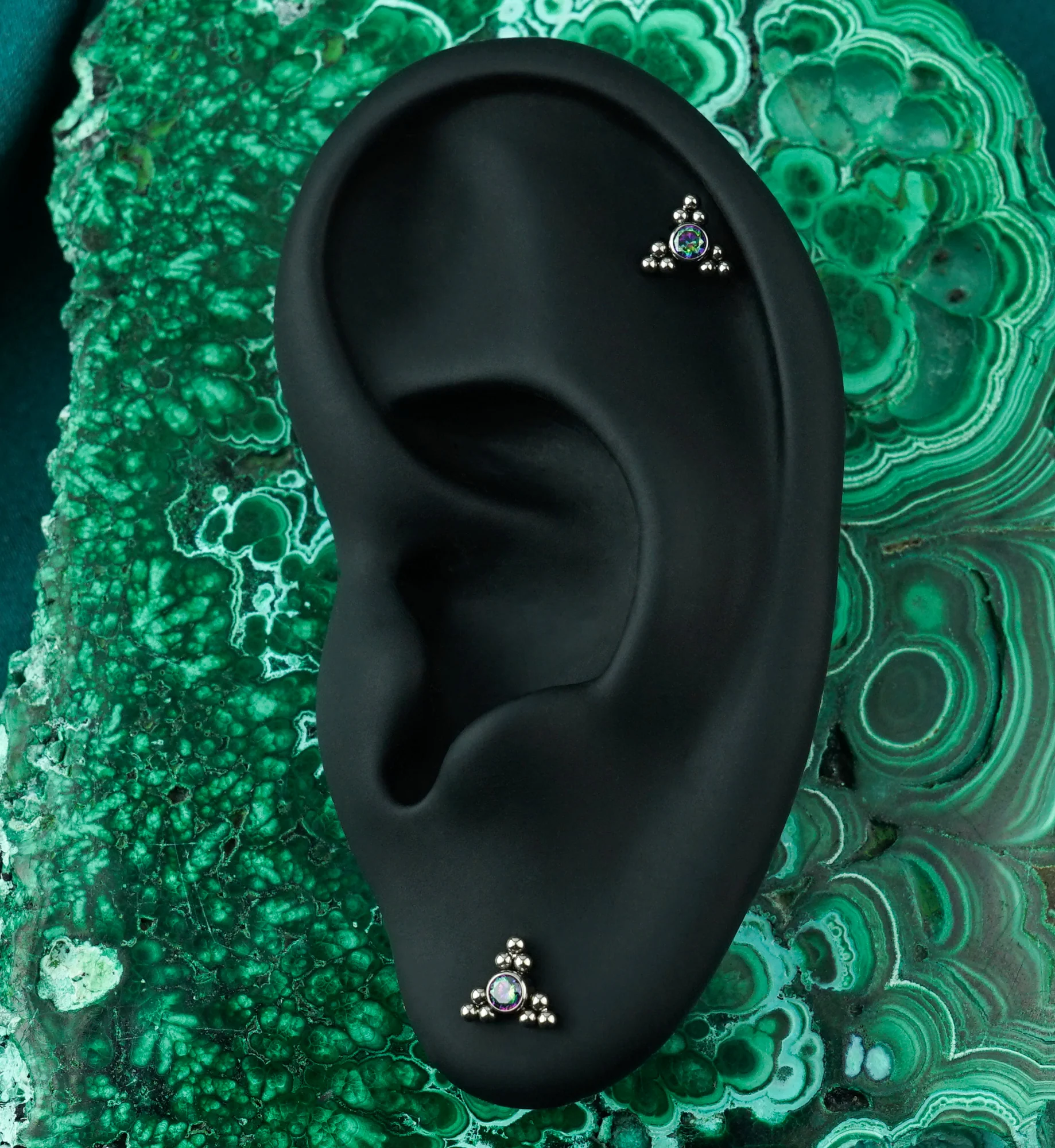 16G Black Aurora CZ Tryst Titanium Labret - Image 3