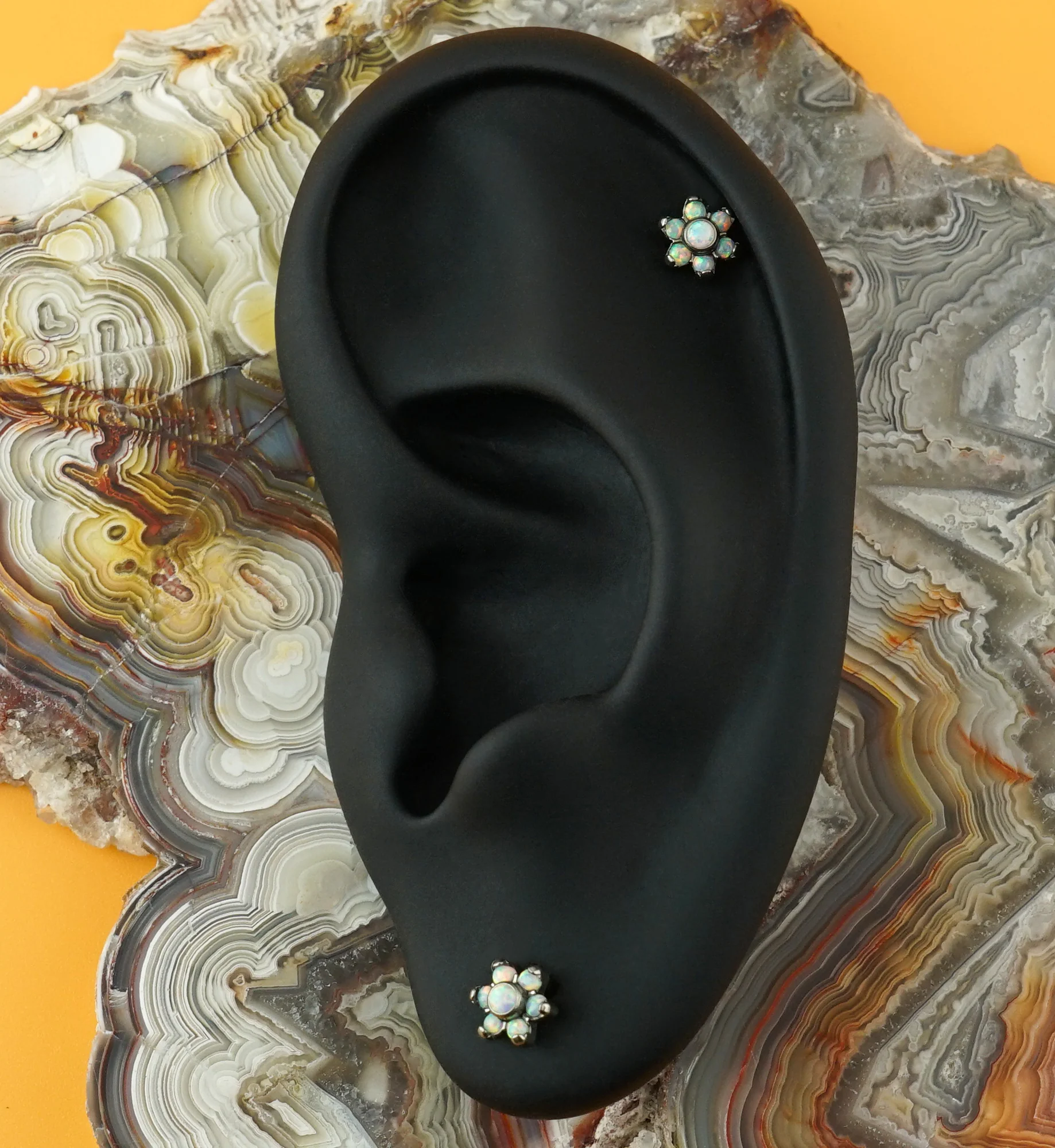 16G Opalite Flower Top Titanium Labret - Image 2