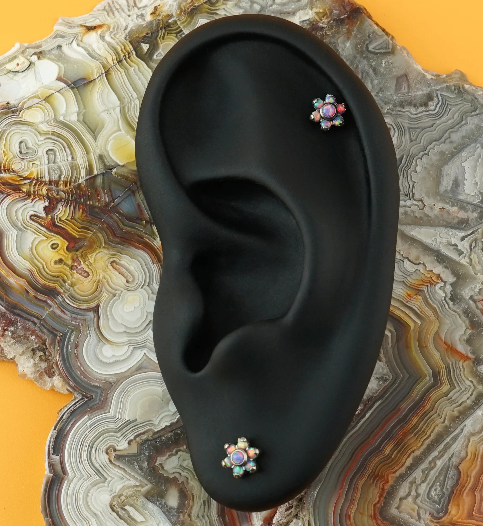 16G Purple Opalite Flower Top Titanium Labret - Image 2