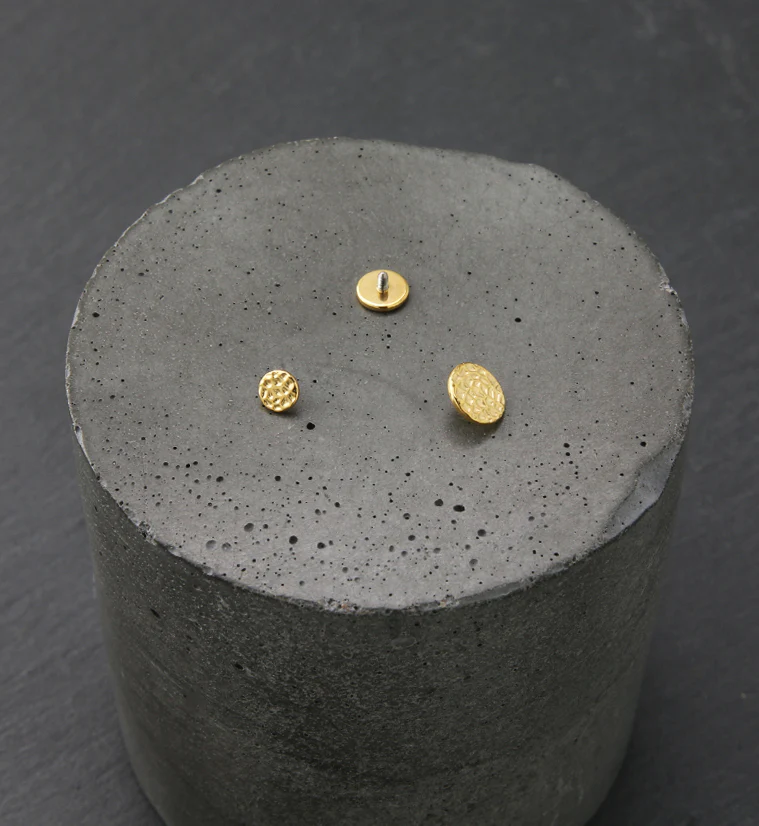 24kt Gold PVD Hammered Disk Internally Threaded Titanium Top - Image 2