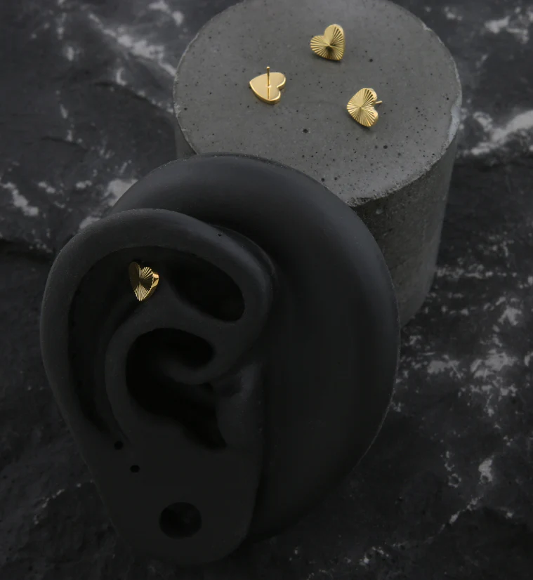 24kt Gold PVD Score Heart Titanium Threadless Top - Image 2