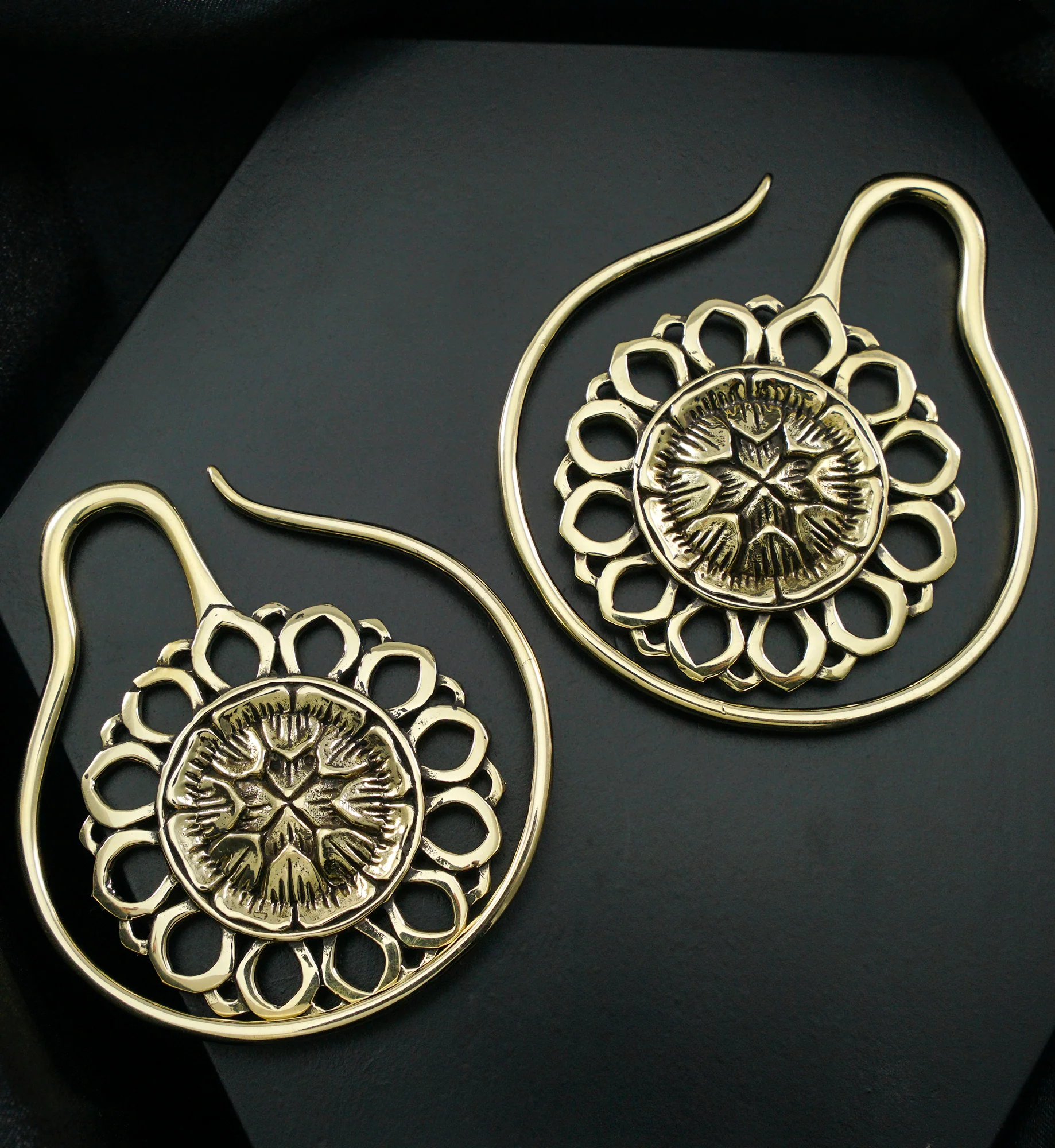 Amaryllis Brass Ear Weights - Image 2