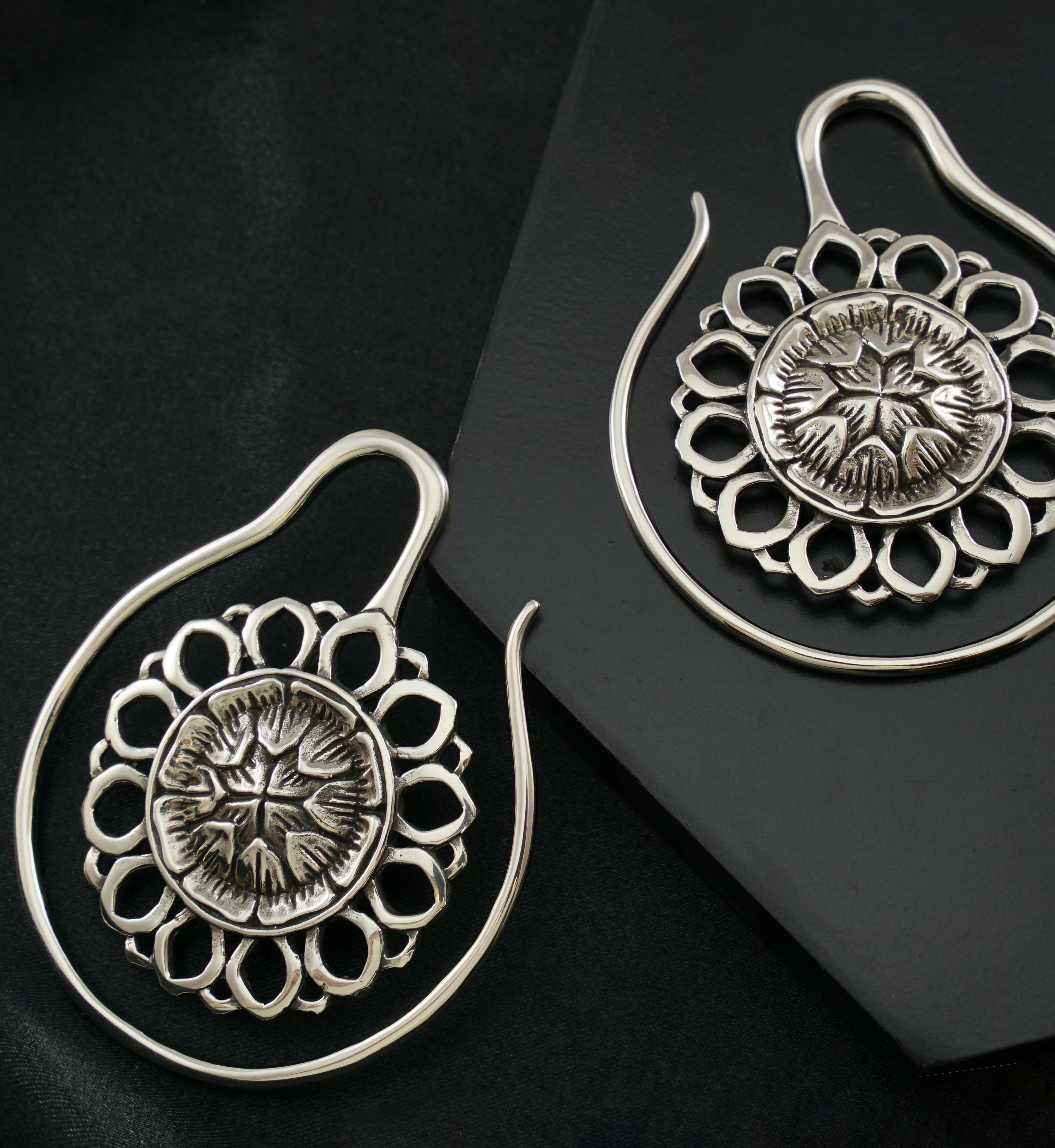 Amaryllis White Brass Ear Weights - Image 2