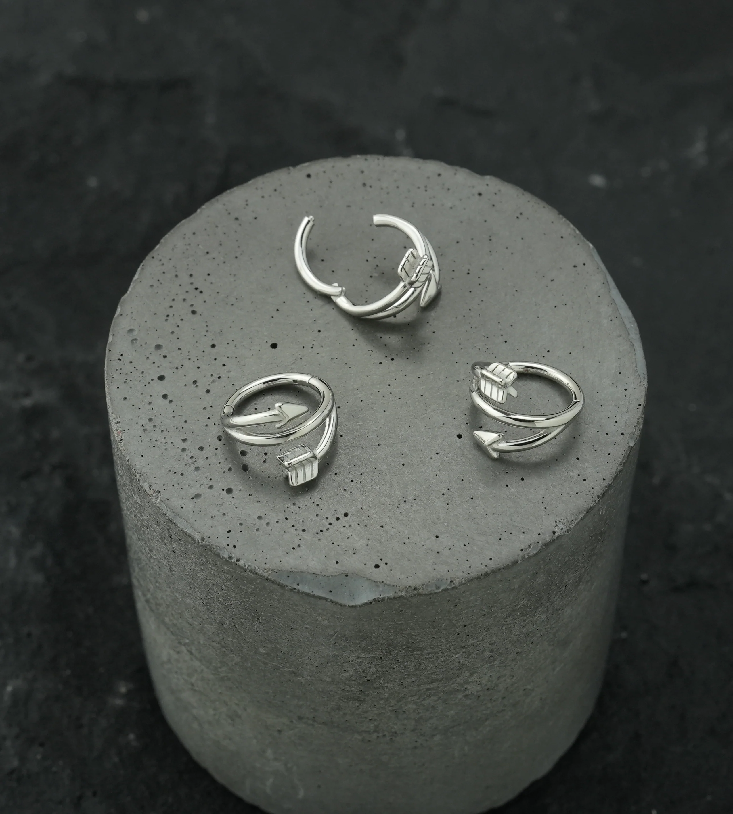 Arrow Twist Stainless Steel Hinged Segment Ring - Image 2