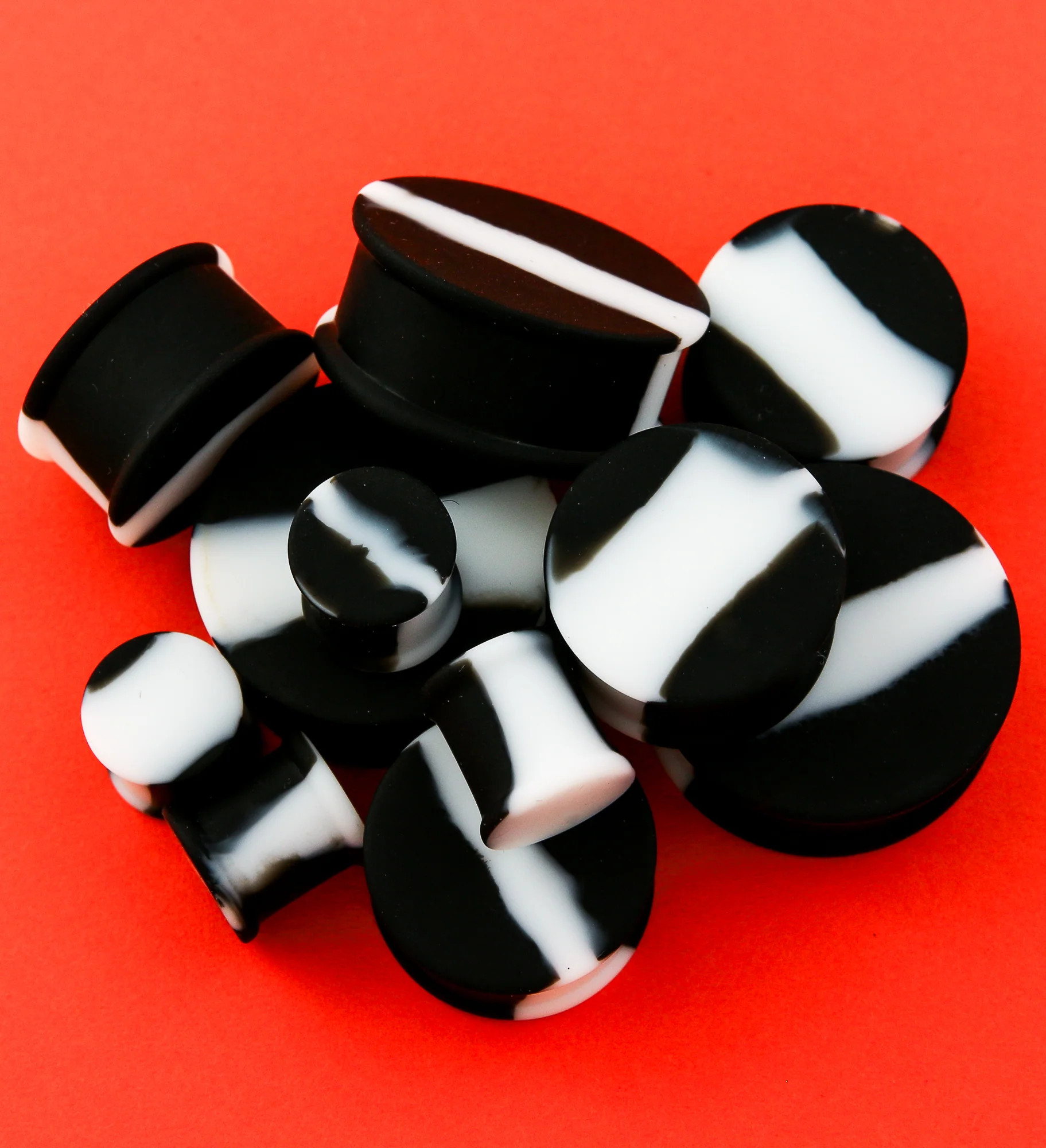 Black And White Double Flare Silicone Plugs - Image 2