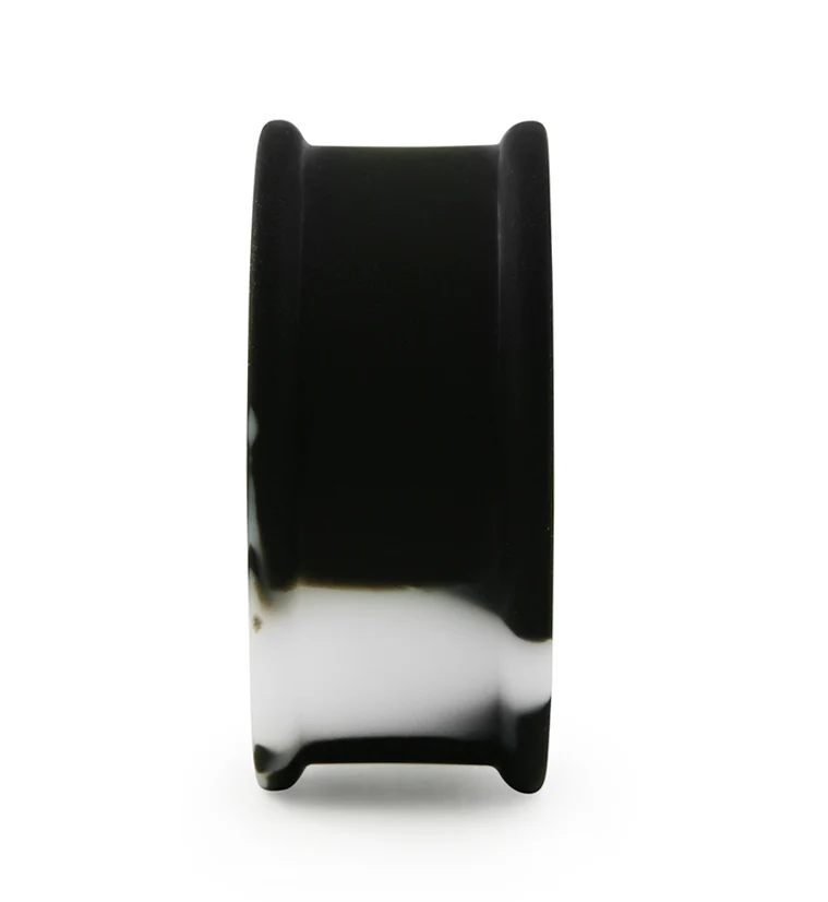 Black And White Double Flare Silicone Plugs - Image 4
