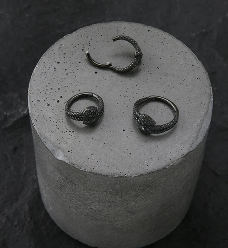 Black PVD Double Head Snake Twist Stainless Steel Hinged Segment Ring - Image 2