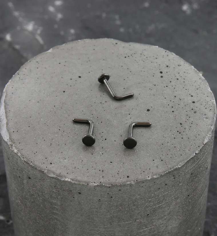 Black PVD Flat Disk Top L Bend Titanium Nose Ring - Image 2