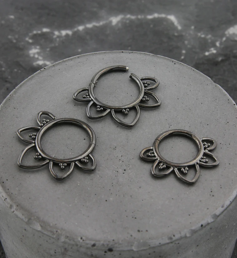 Black PVD Flower Trace Titanium Hinged Segment Ring - Image 2