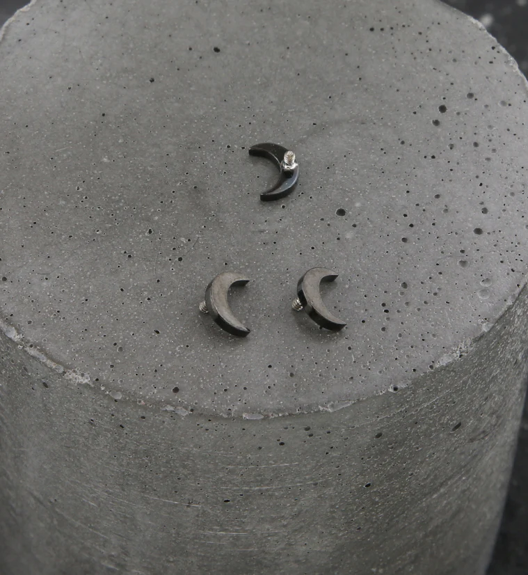 Black PVD Half Moon Titanium Internally Threaded Top - Image 2