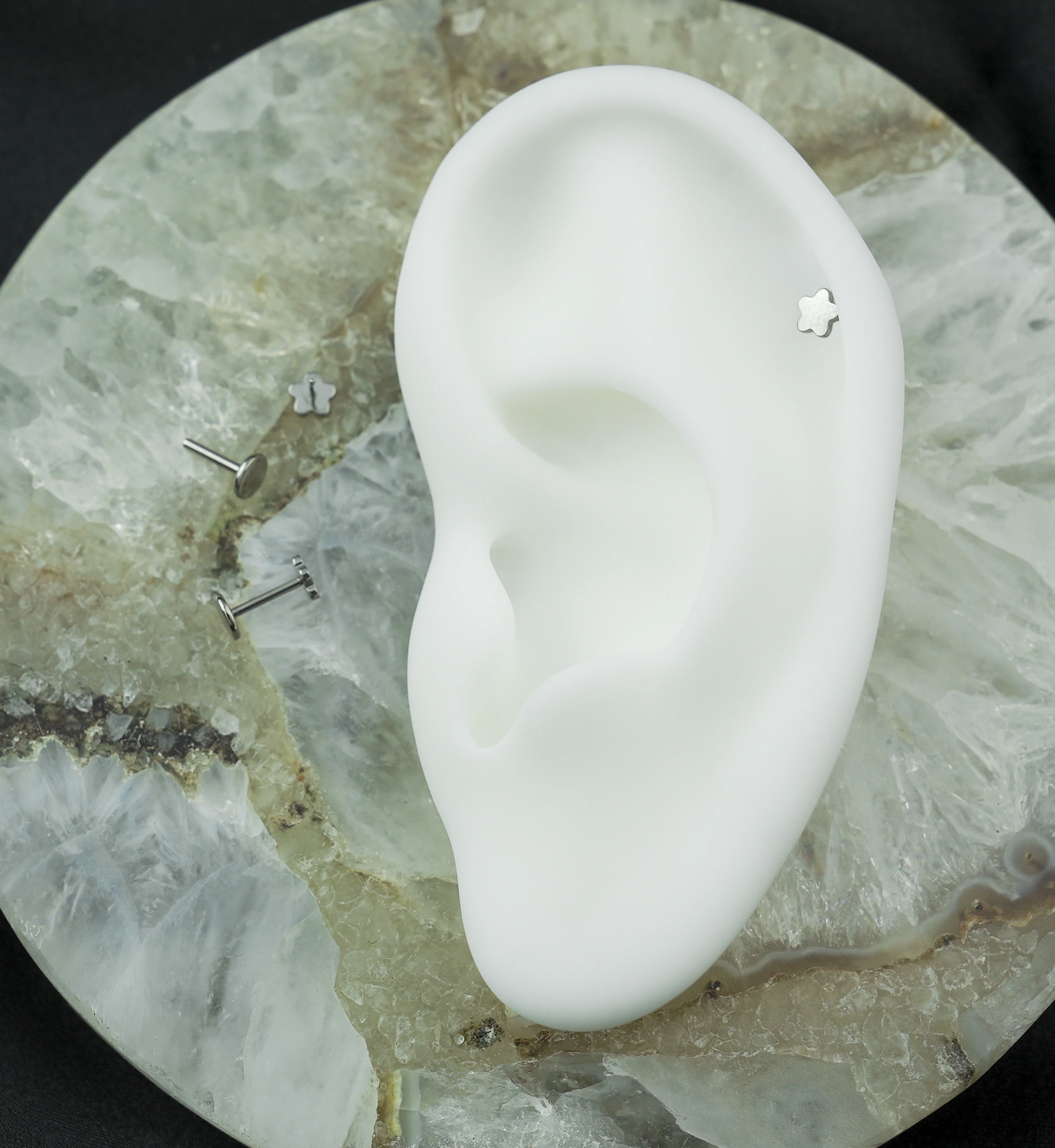 Bubble Flower Threadless Titanium Flat Disk Labret - Image 2