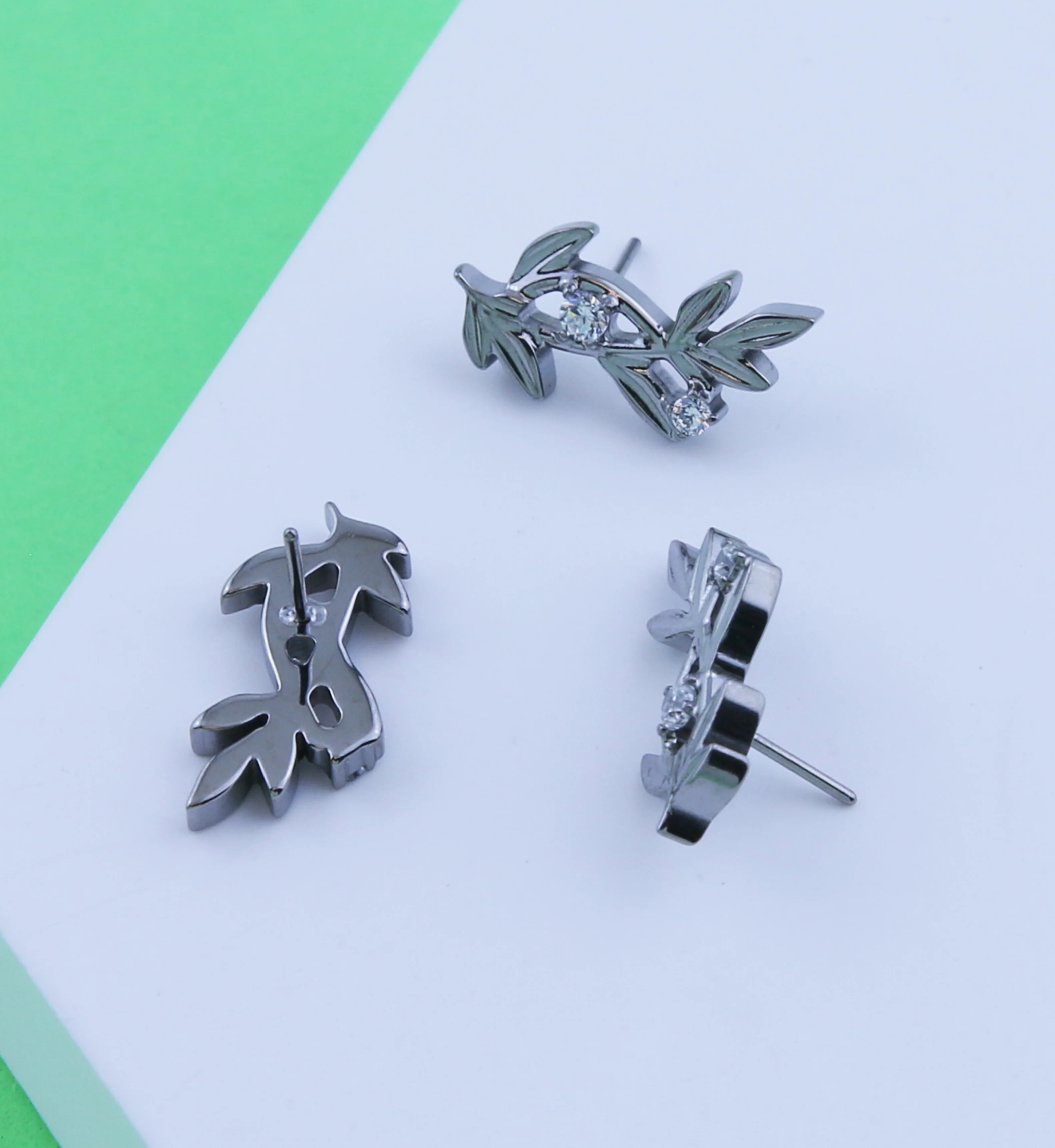 Climbing Vine Clear CZ Titanium Threadless Top - Image 2