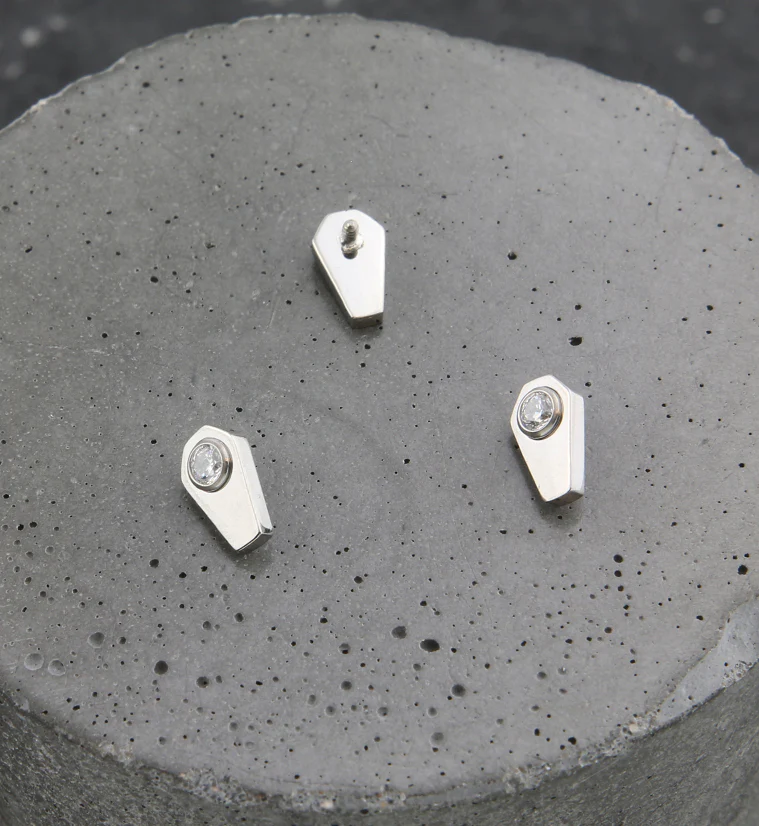Coffin Round Clear CZ Titanium Internally Threaded Top - Image 2