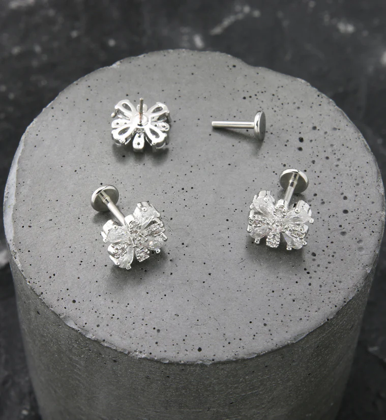 Daisy CZ Stainless Steel Threadless Labret - Image 2