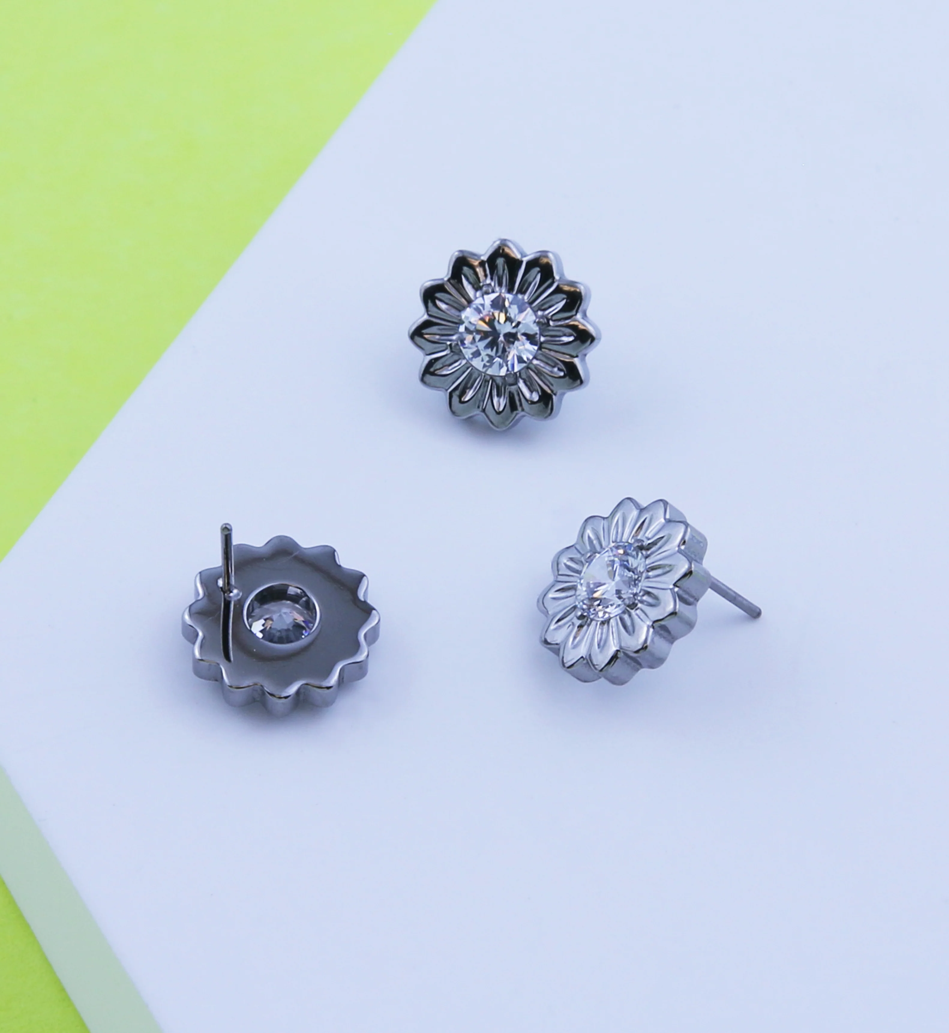 Daisy Flower Clear CZ Titanium Threadless Top - Image 2