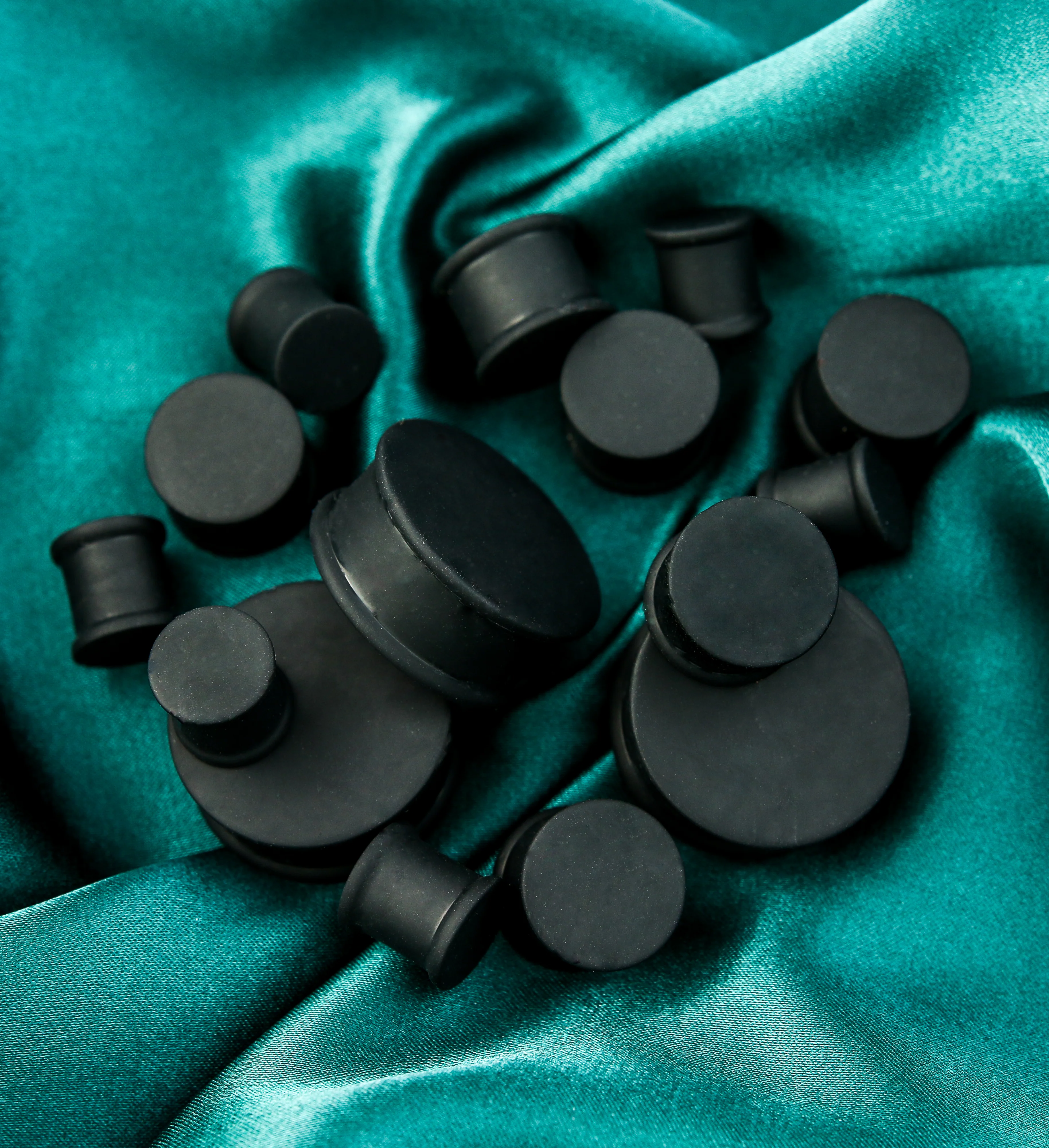 Double Flare Matte Black Silicone Plugs - Image 2