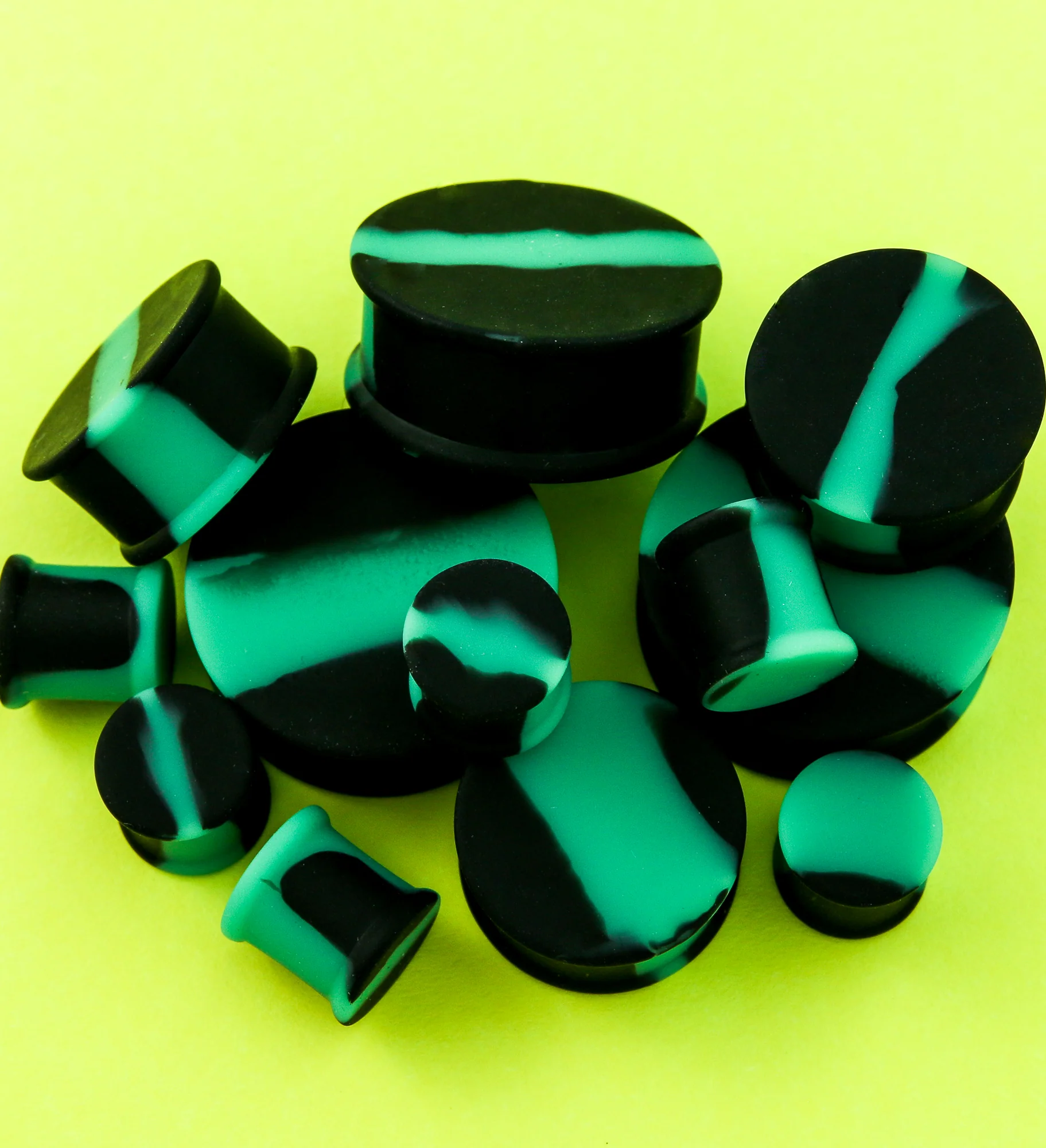 Emerald And Black Double Flare Silicone Plugs - Image 2