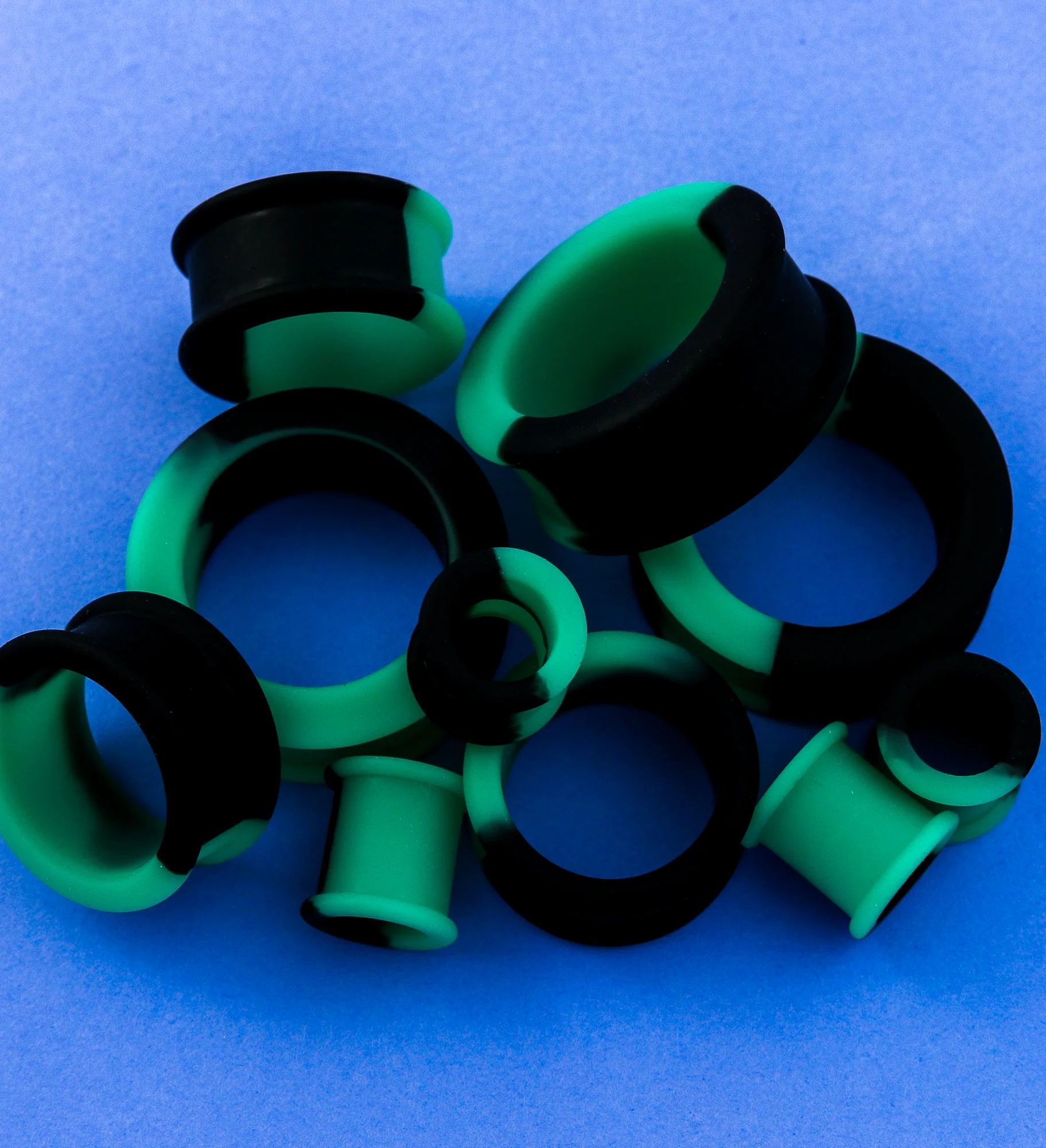 Emerald And Black Double Flare Silicone Tunnel Plugs - Image 2