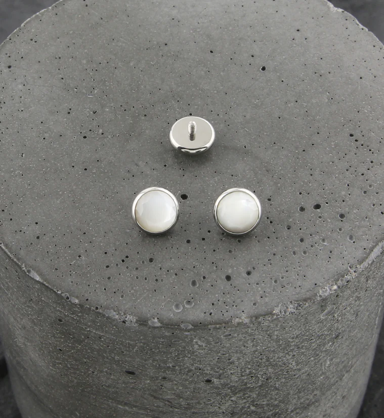 Faceted White MOP Titanium Internally Threaded Top - Image 2