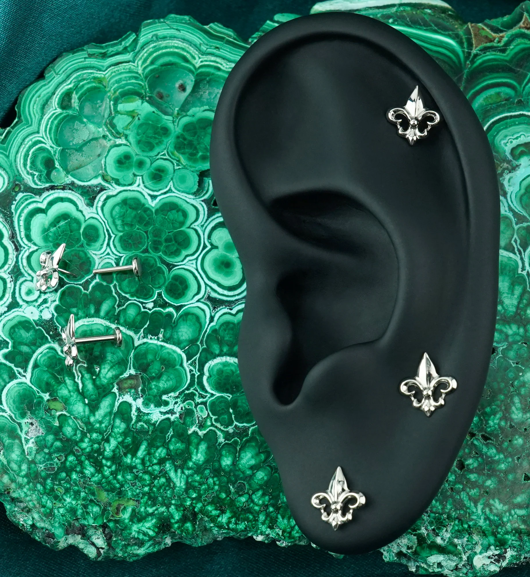 Fleur De Lis Titanium Threadless Labret - Image 2