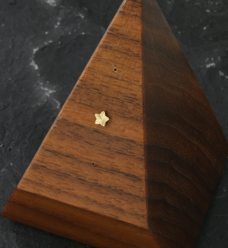 Gold PVD Retro Star Threadless Titanium Top - Image 2