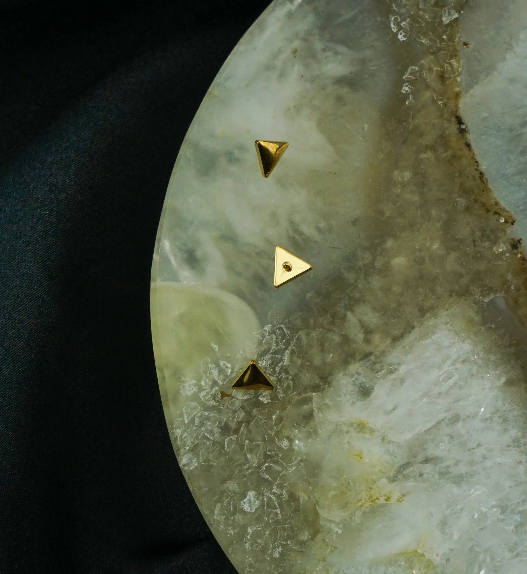 Gold PVD Triangle Titanium Internally Threaded Top - Image 2