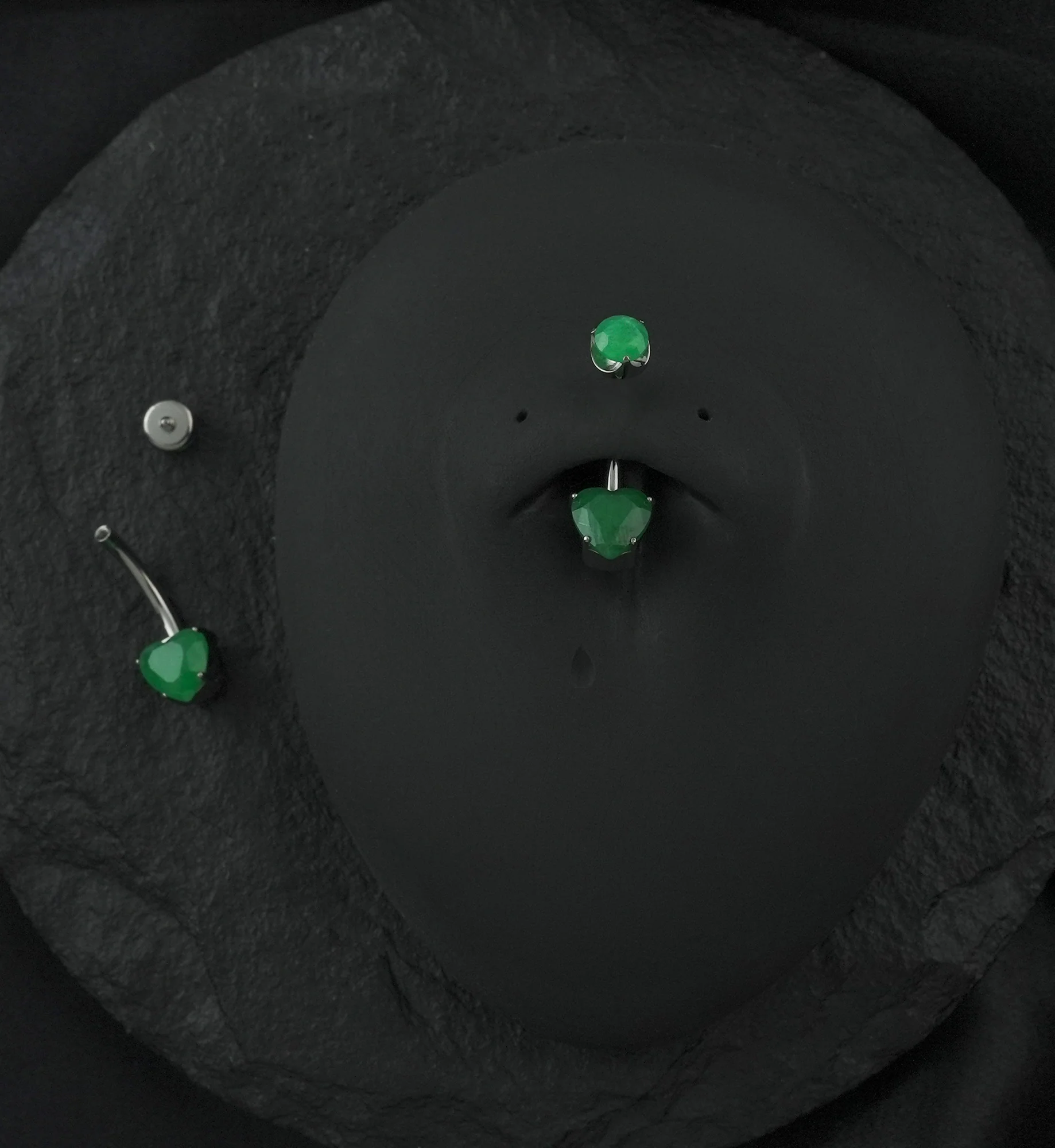 Green Onyx Stone Heart Internally Threaded Titanium Belly Button Ring - Image 2