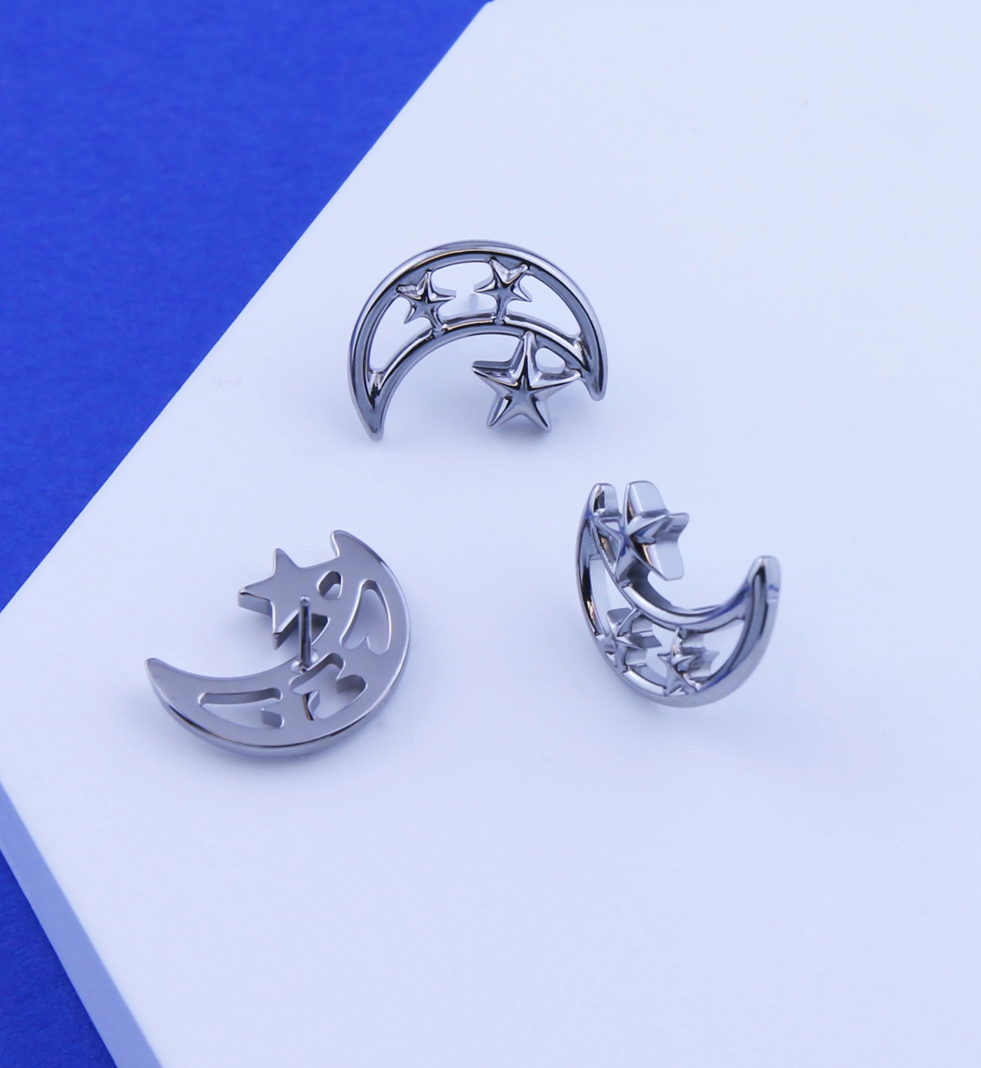 Half Moon And Stars Cut Out Titanium Threadless Top - Image 2