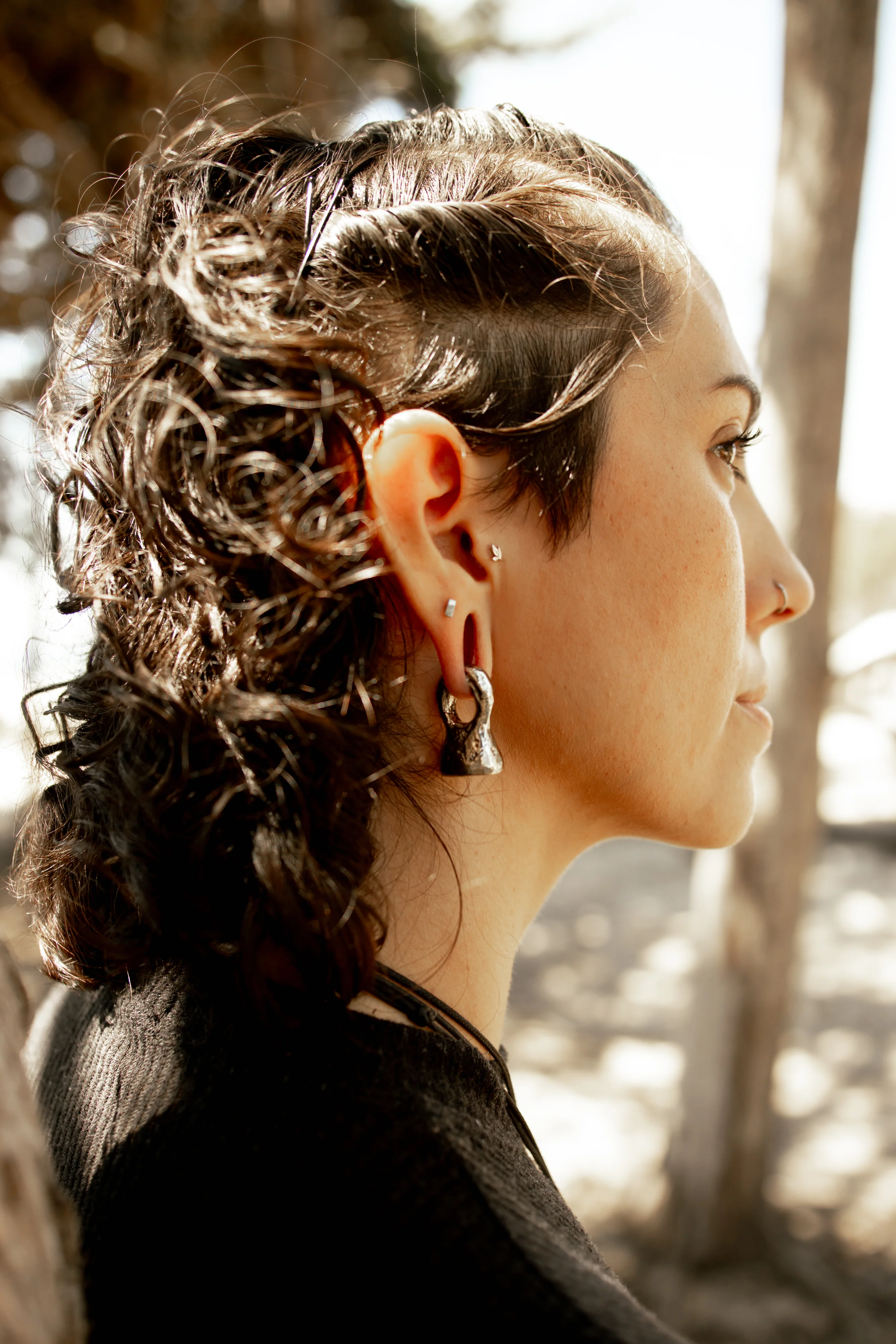 Hammered Bell White Brass Hinged Ear Weights - Image 4