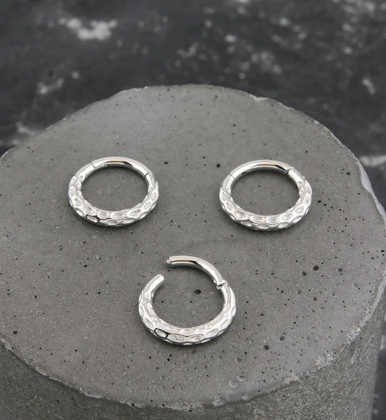 Hammered Rim Stainless Steel Hinged Segment Ring - Image 2