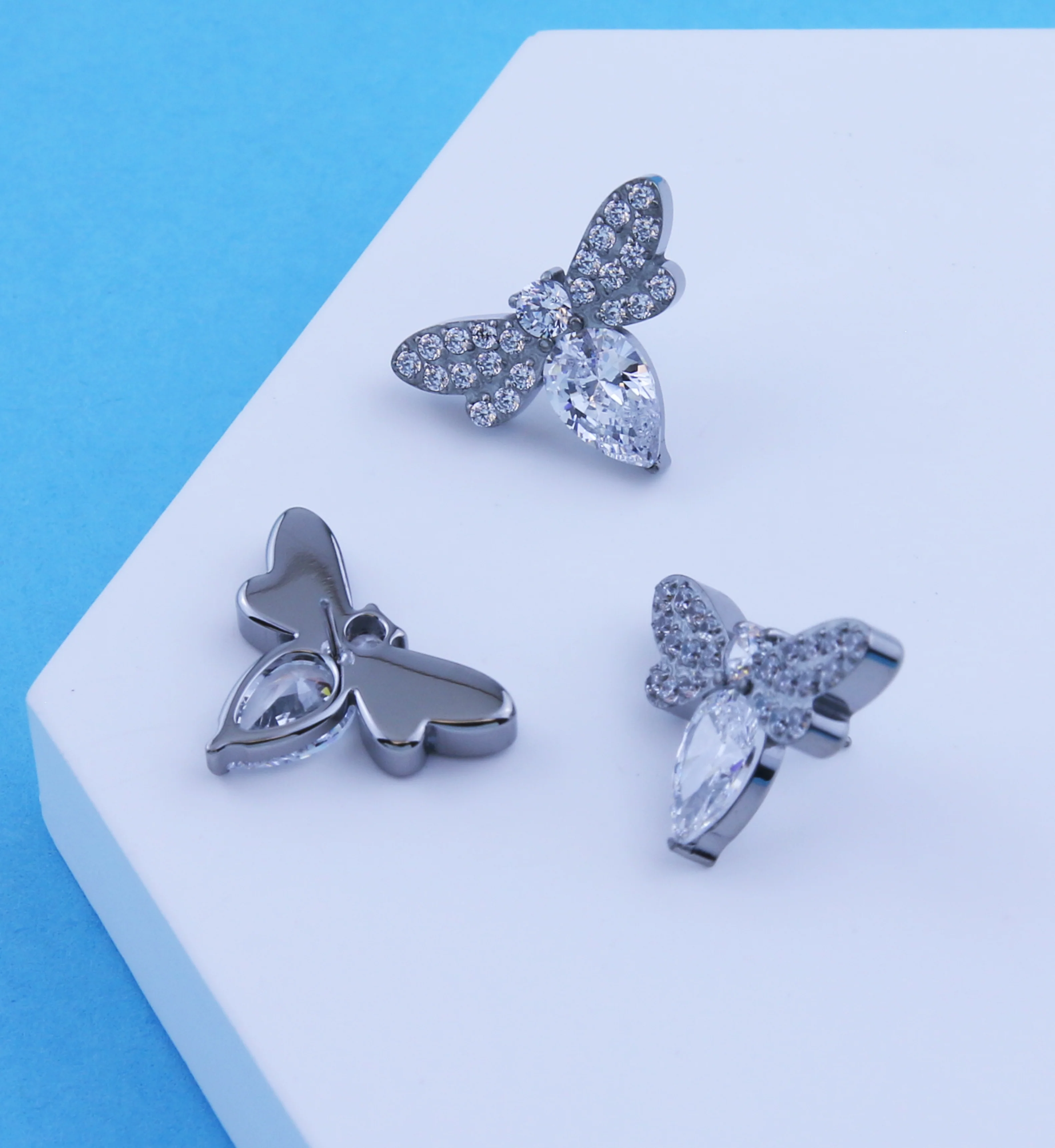 Honeybee Teardrop Clear CZ Titanium Threadless Top - Image 2