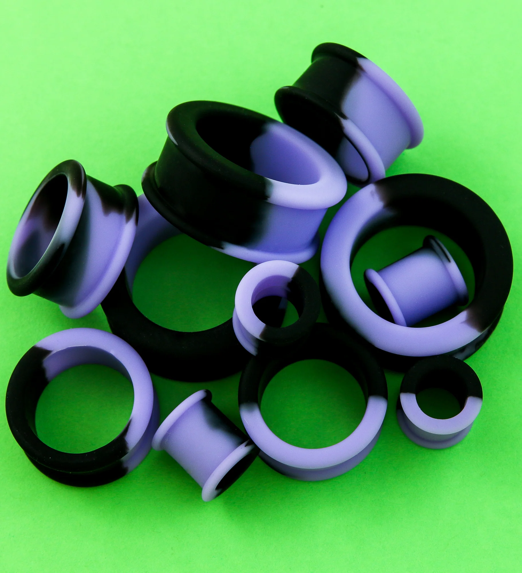 Lavender And Black Double Flare Silicone Tunnel Plugs - Image 2