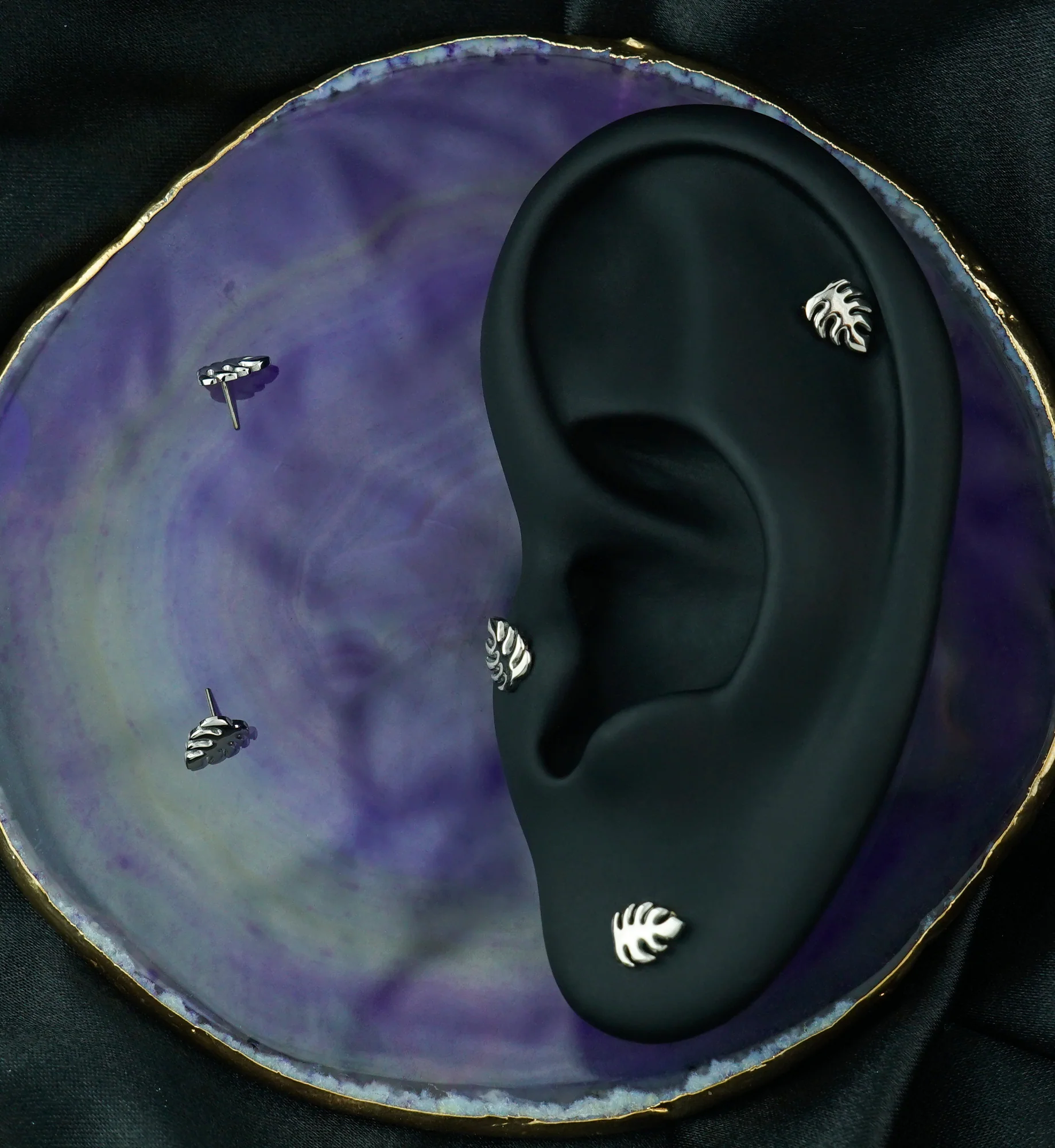 Monstera Leaf Titanium Threadless Top - Image 2