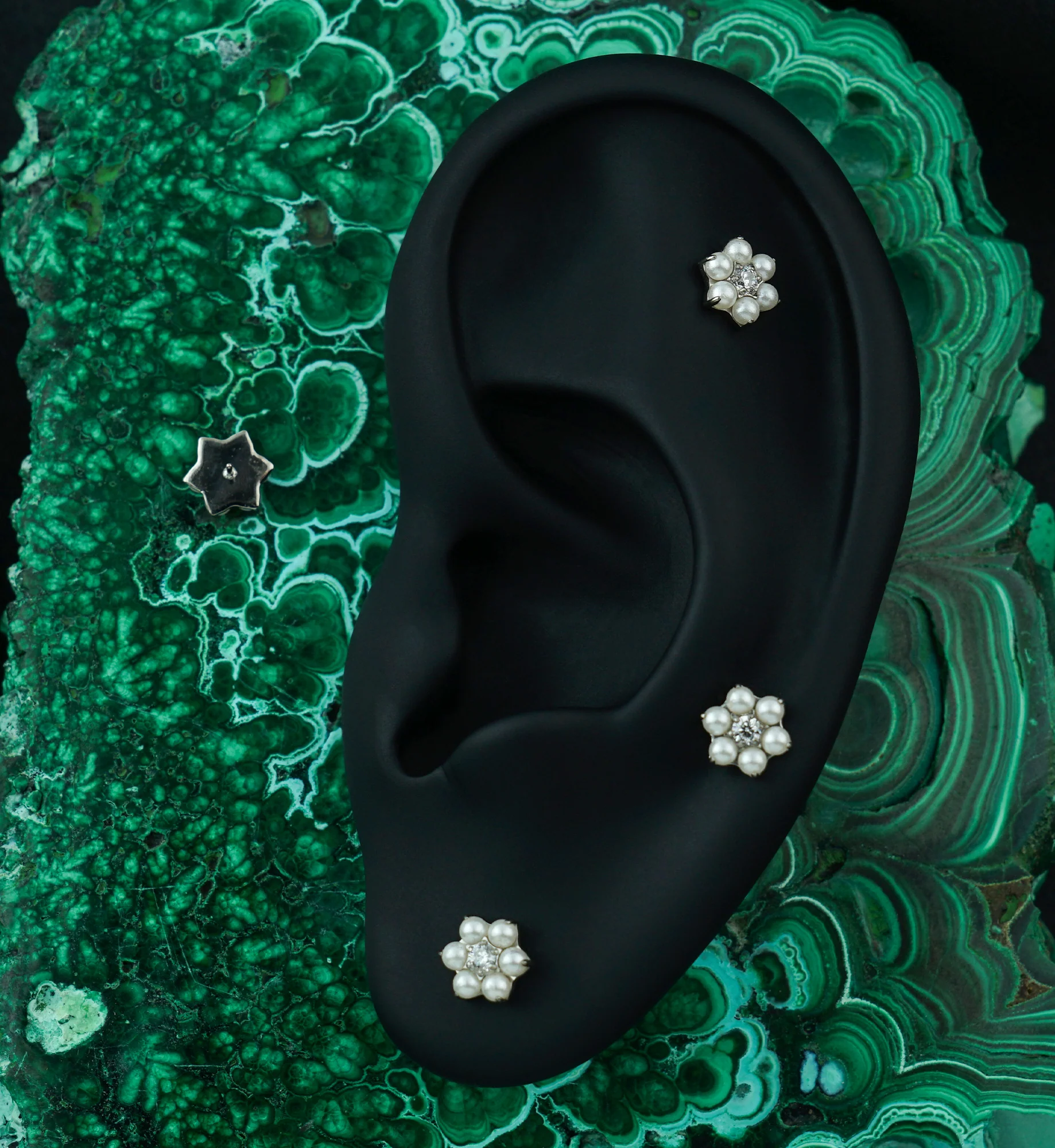 Pearl Flower Clear CZ Titanium Threadless Top - Image 2