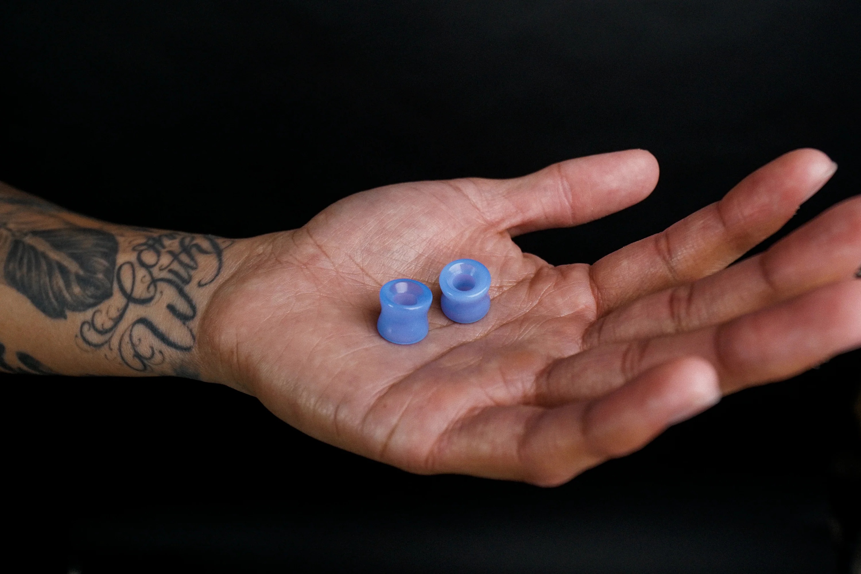 Periwinkle Glass Double Flare Tunnel Plugs - Image 2