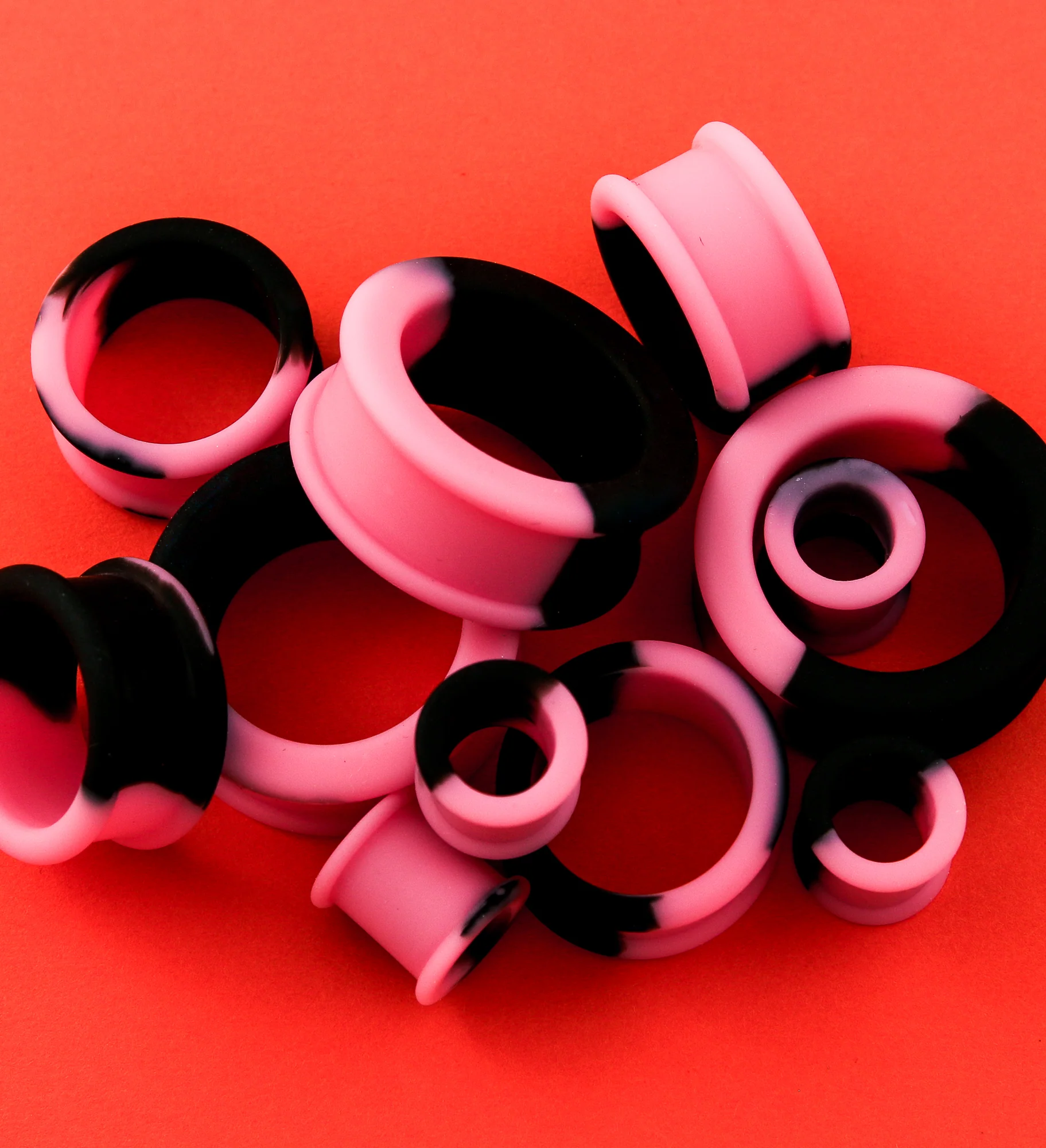 Pink And Black Double Flare Silicone Tunnel Plugs - Image 2