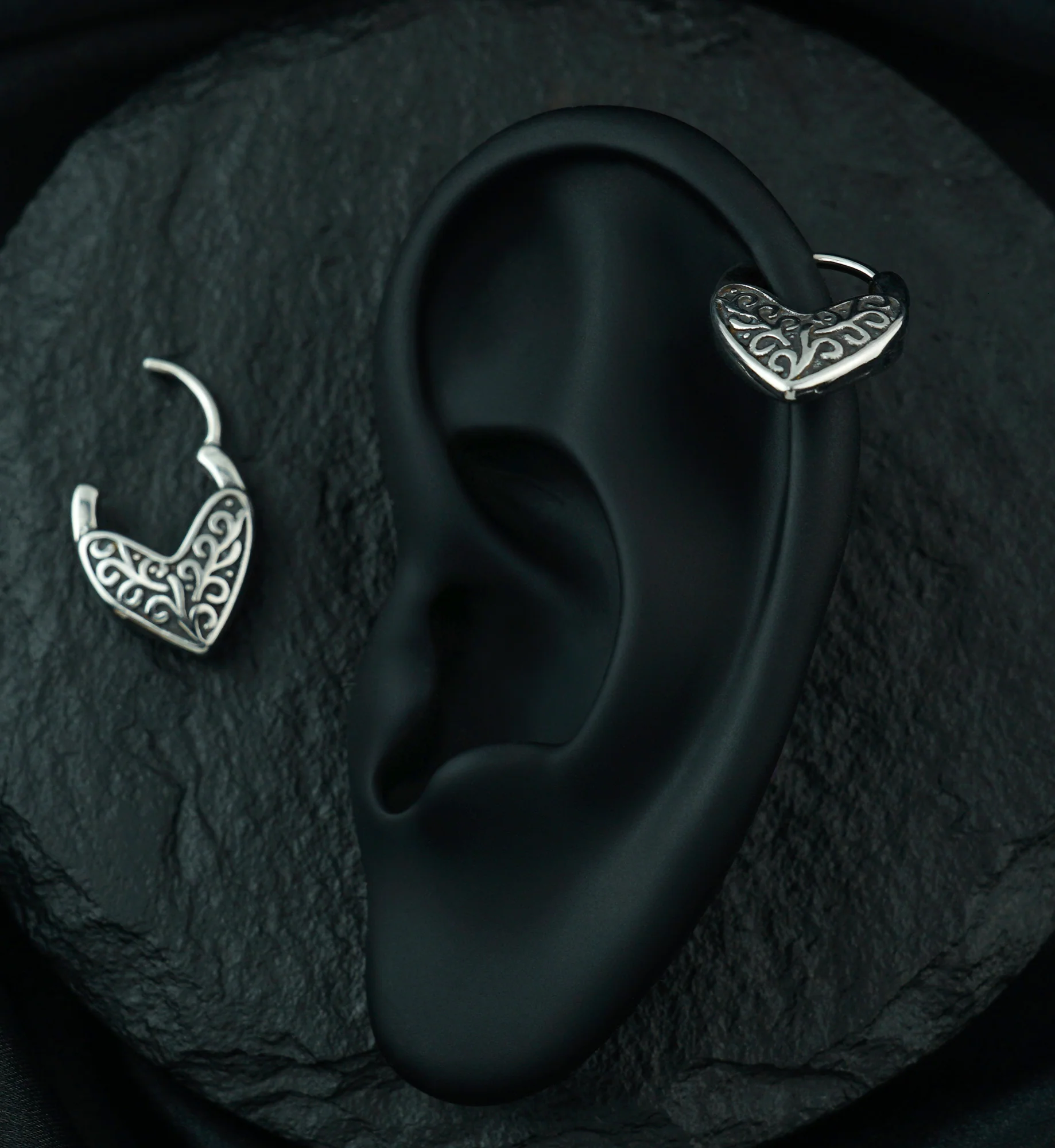Point Etched Vine Stainless Steel Hinged Segment Ring - Image 3