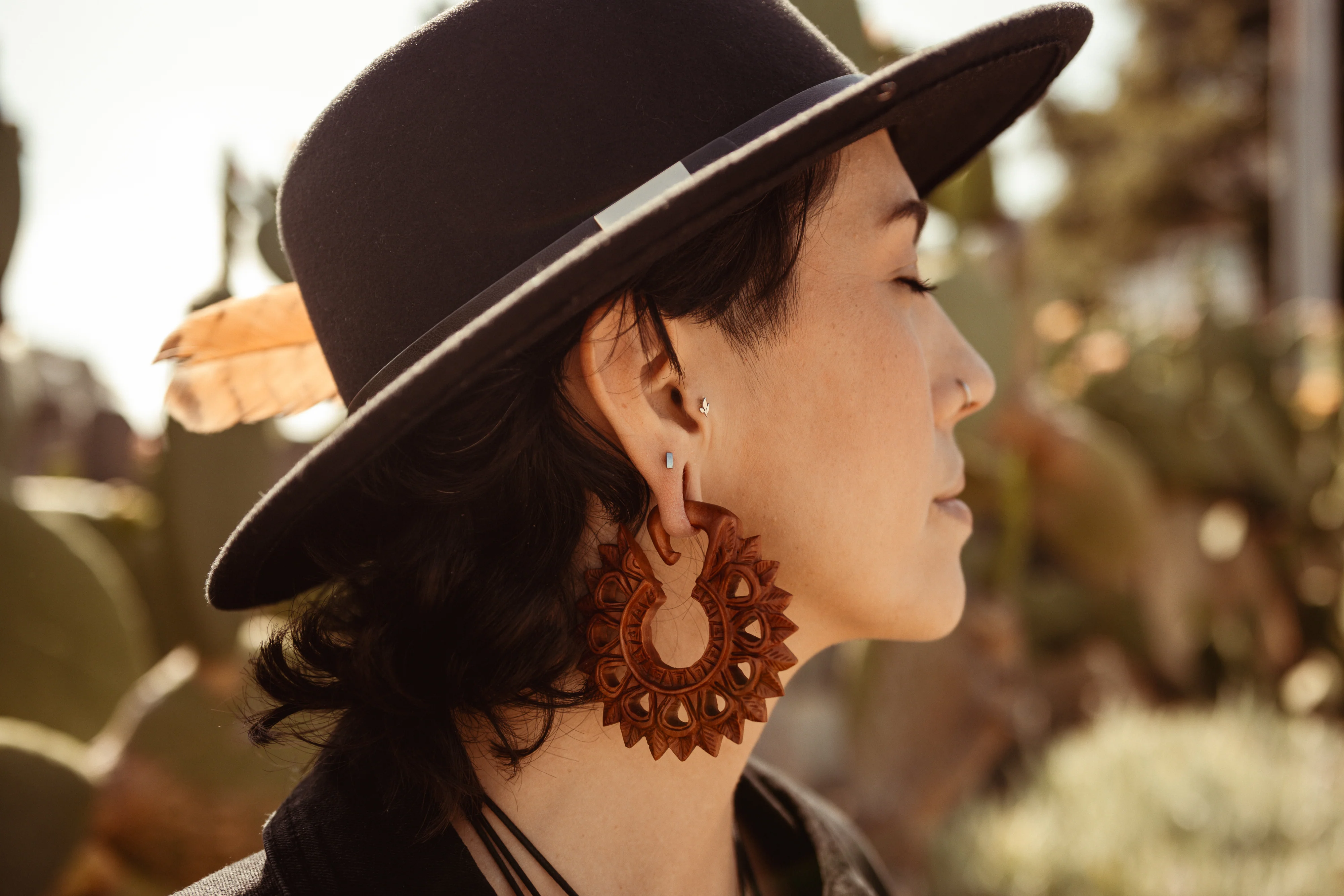 Pompon Saba Wooden Ear Weights - Image 4