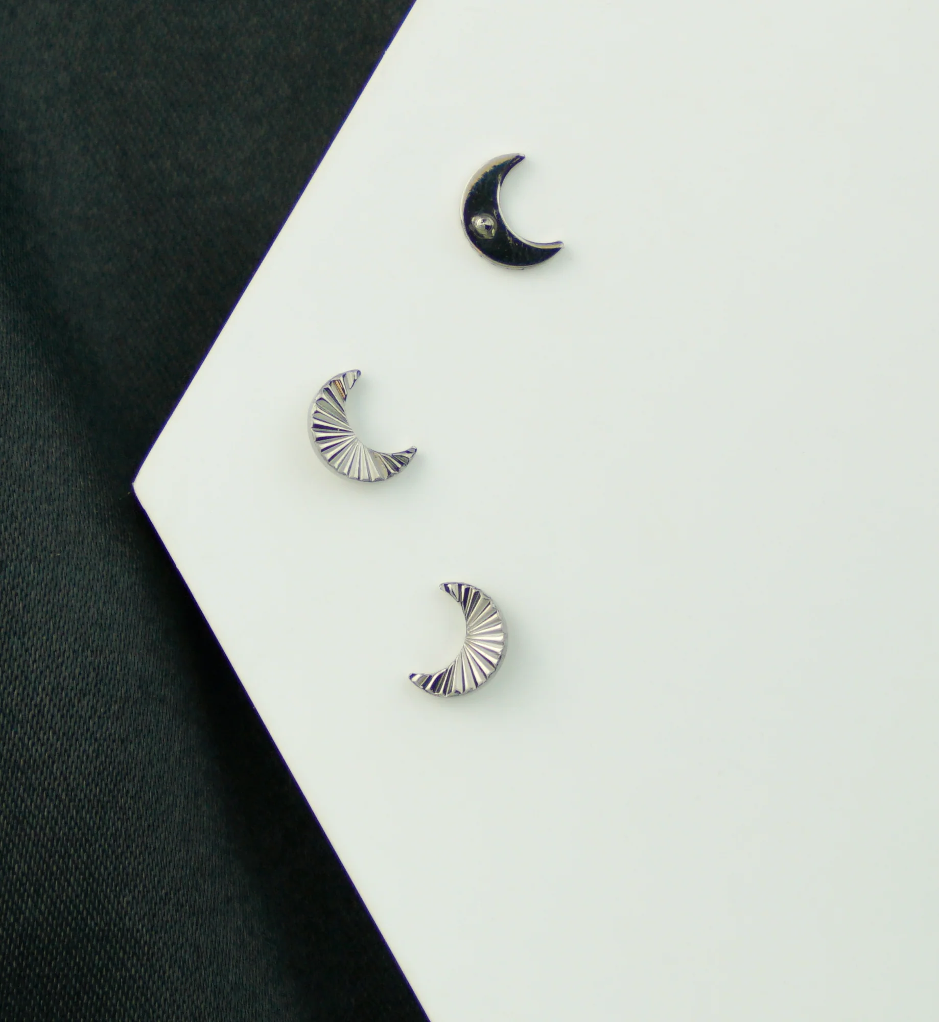 Score Crescent Moon Titanium Internally Threaded Top - Image 2