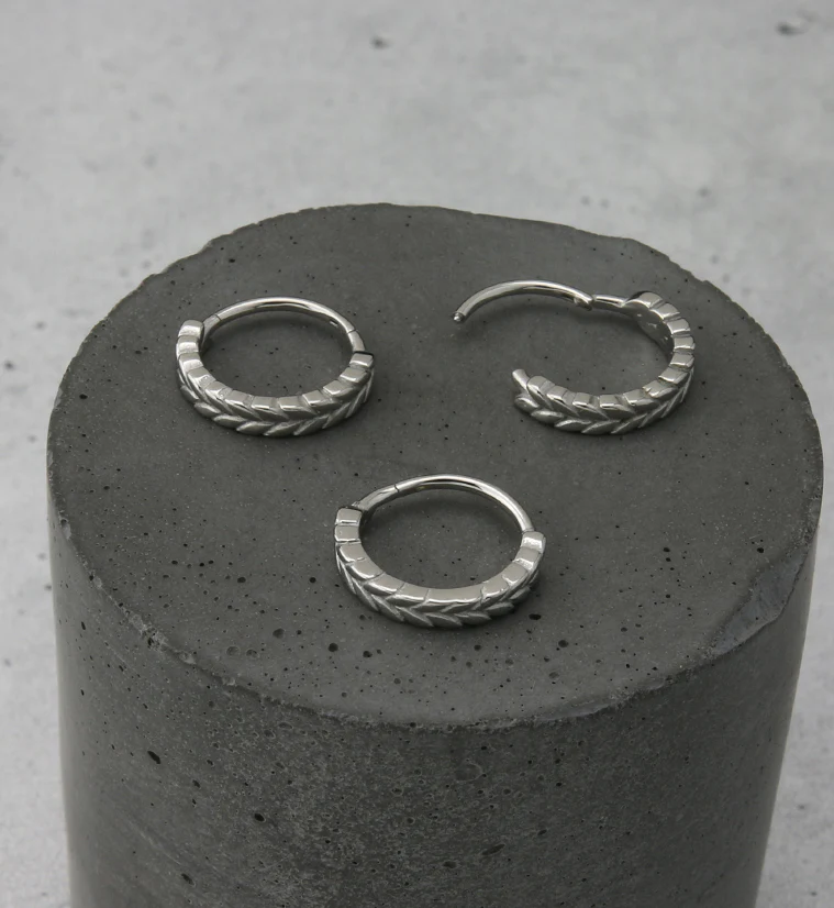 Side Facing Laurel Hinged Segment Ring - Image 2