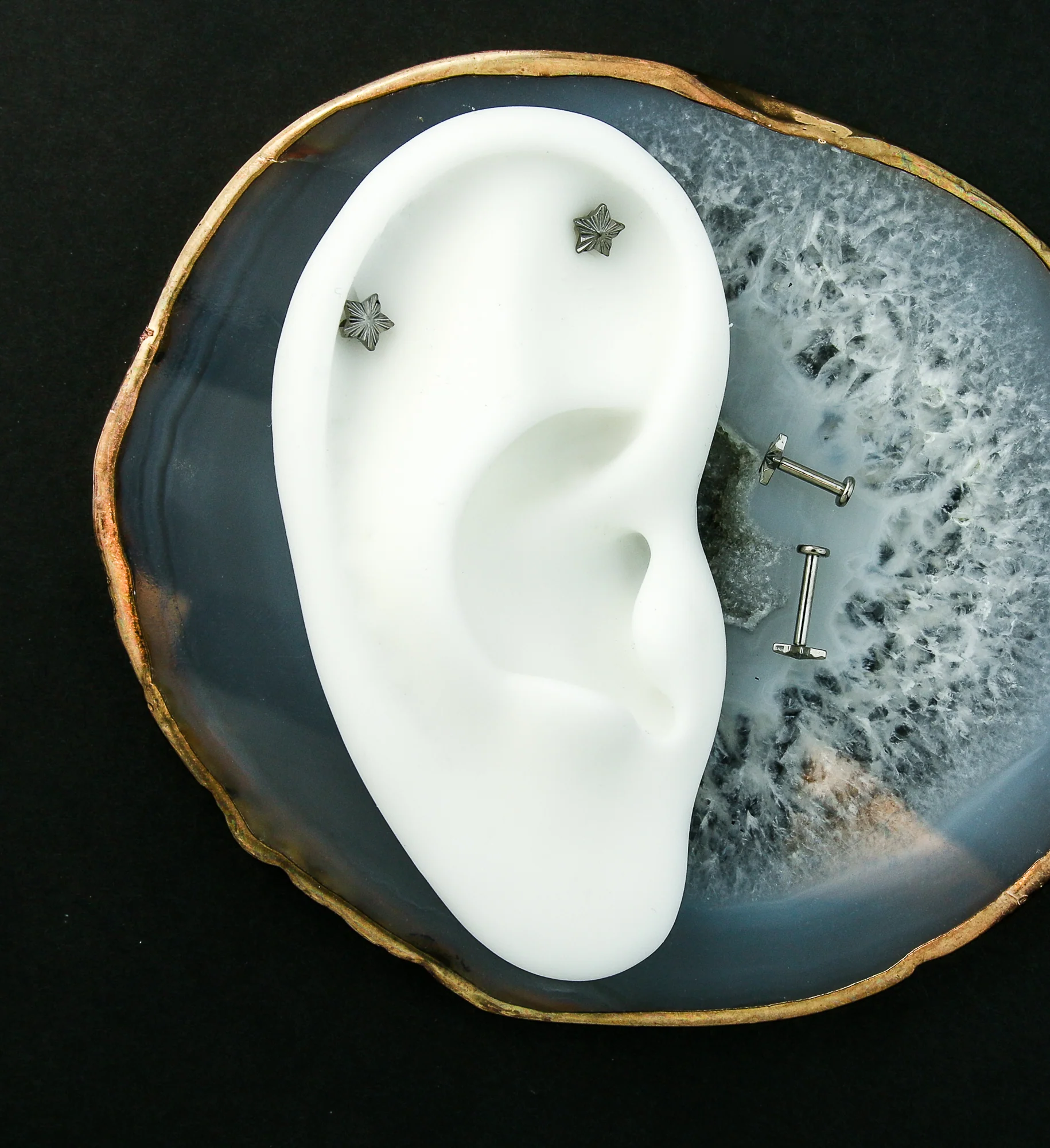 Star Score Internally Threaded Titanium Labret - Image 2