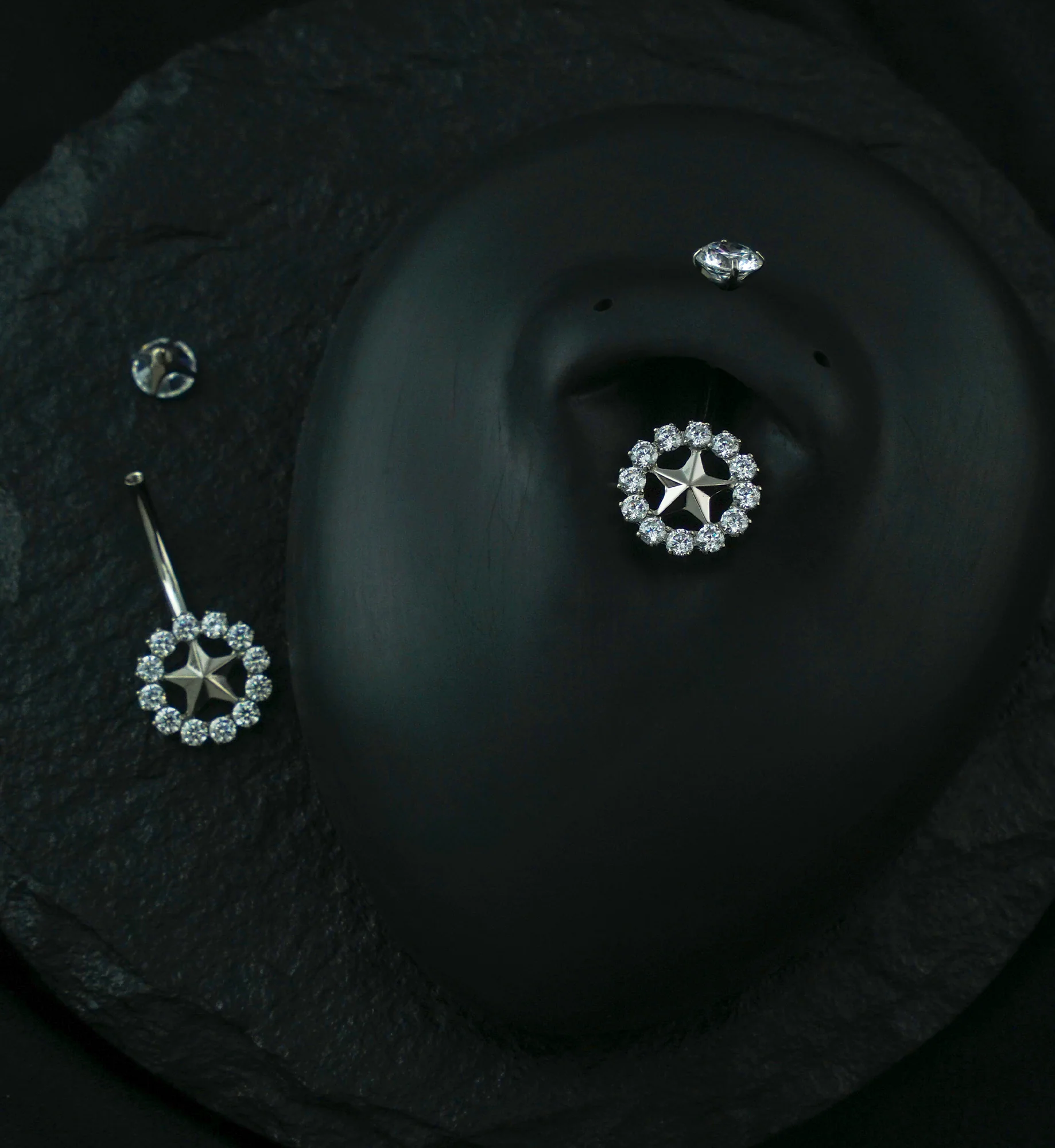 Star Wreath Clear CZ Titanium Internally Threaded Belly Button Ring - Image 2