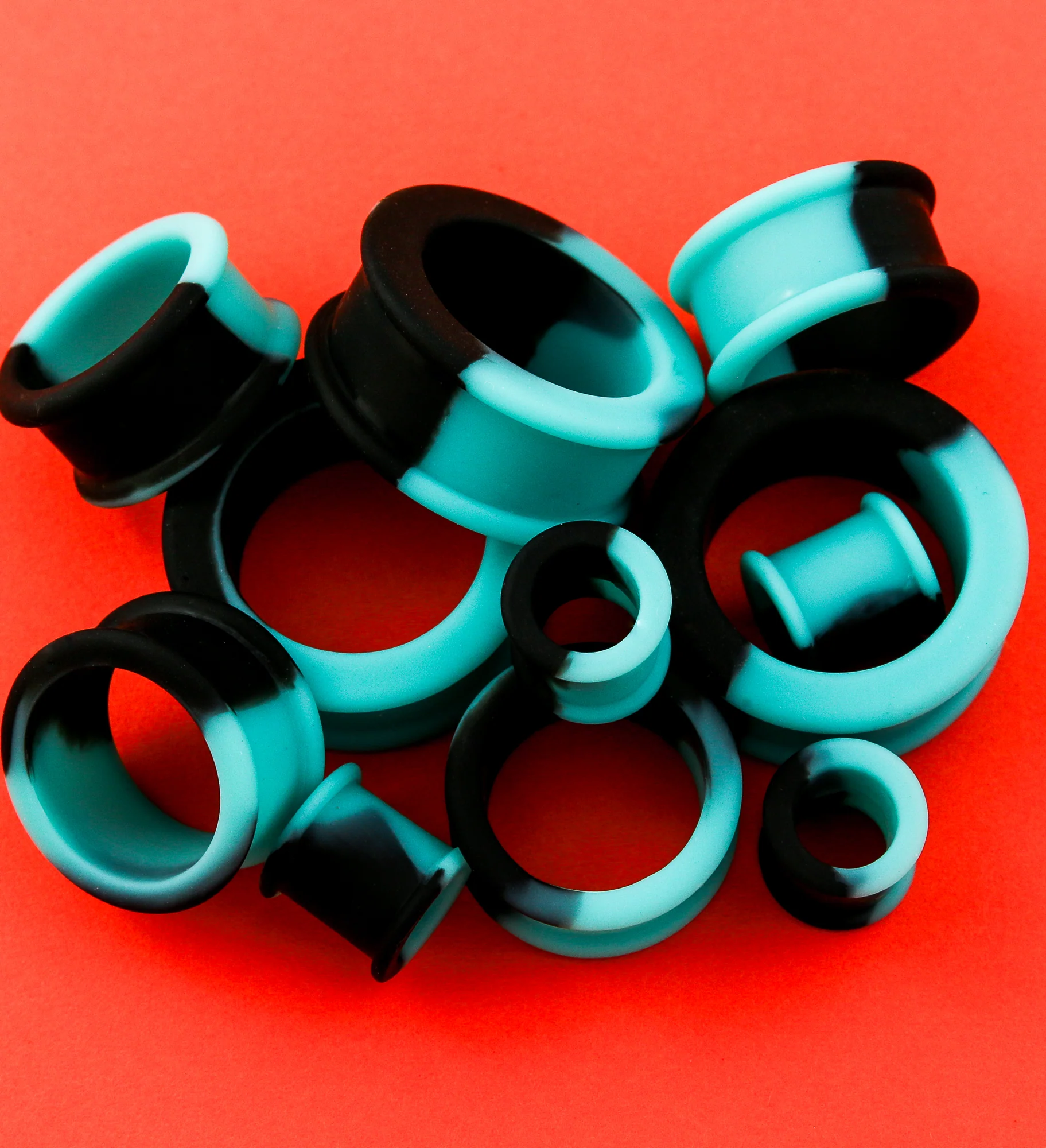 Teal And Black Double Flare Silicone Tunnel Plugs - Image 3
