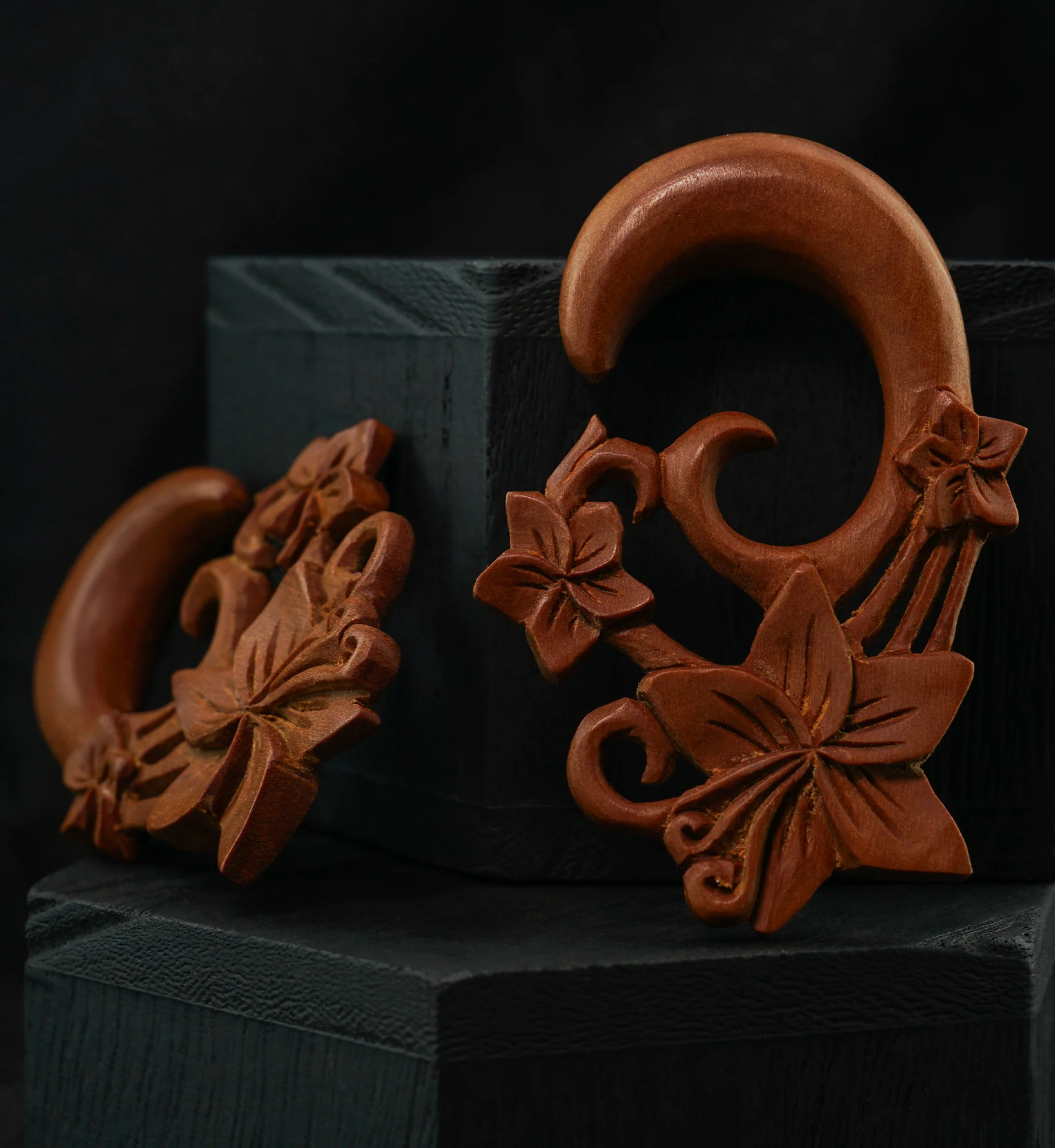 Tropical Flower Saba Wooden Hangers - Image 2